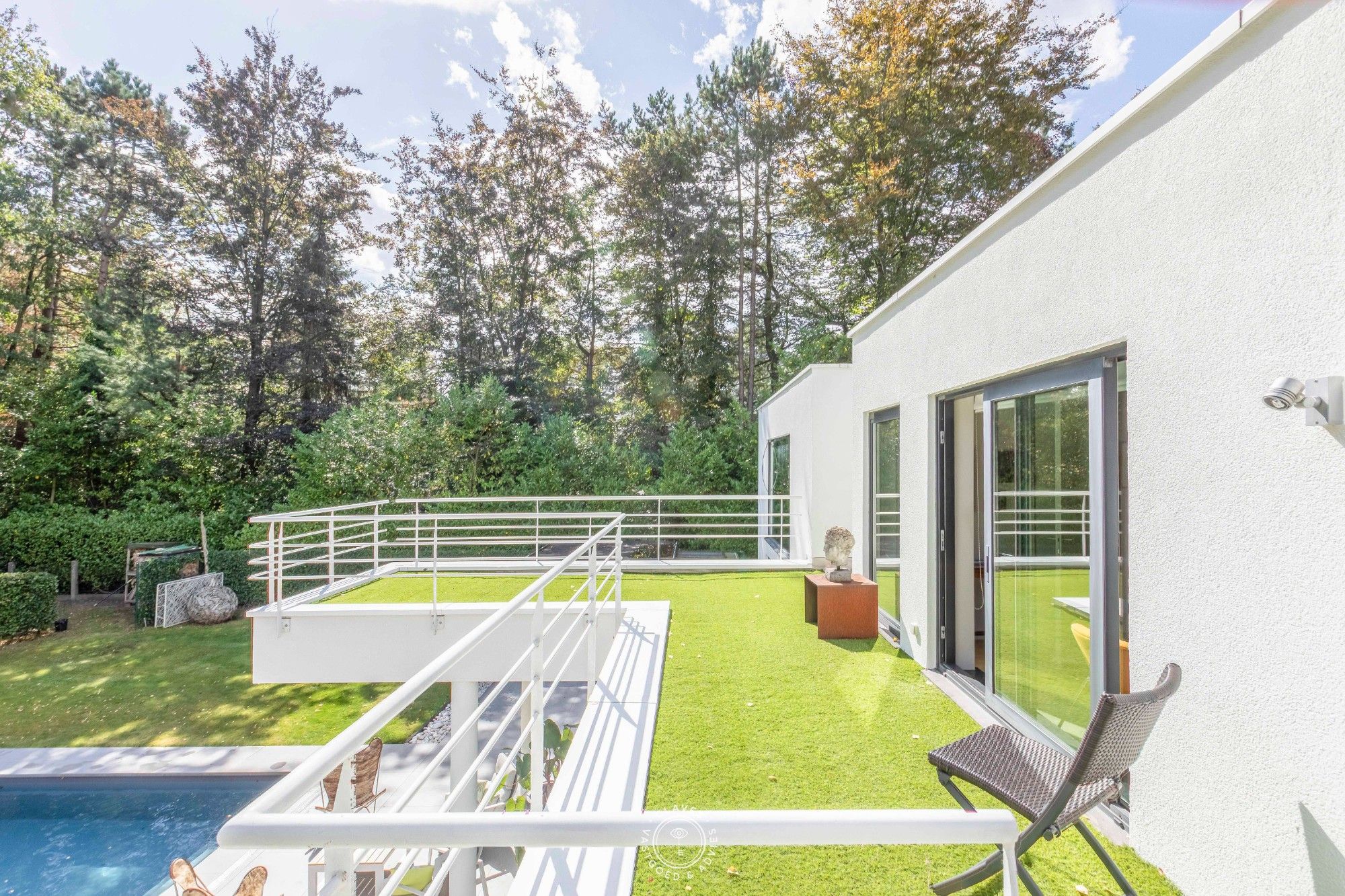 Architecturale villa met prachtige tuin en zwembad foto 26