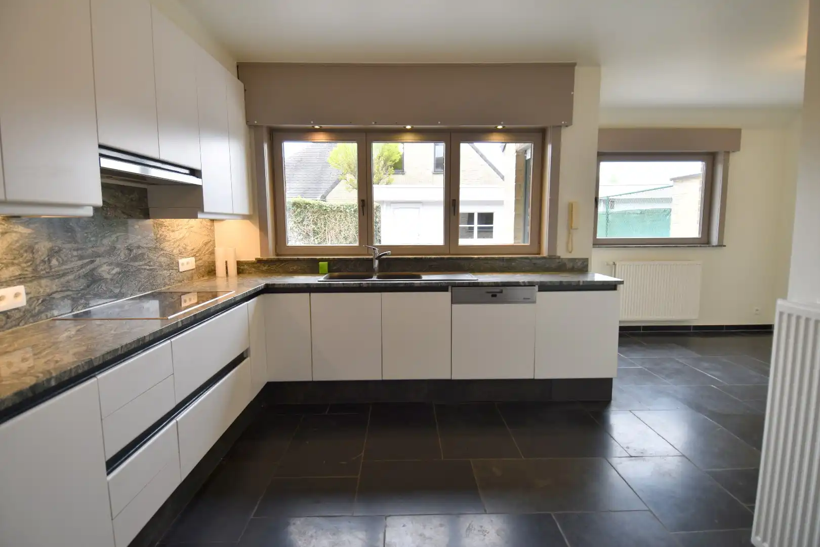 Ruime woning met 4 slaapkamers, tuin en garage in Bellegem foto 7