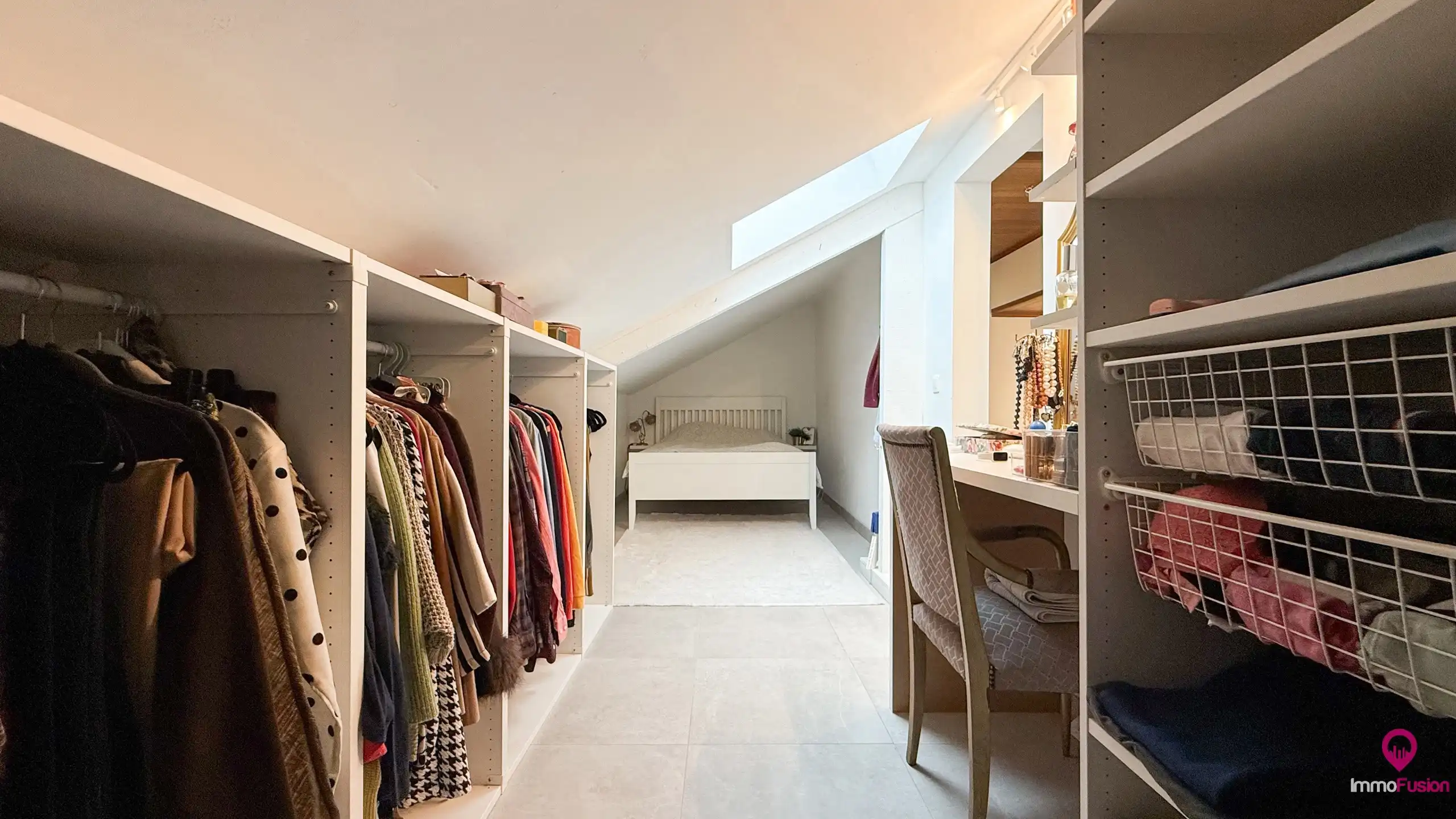 Ruime gerenoveerde gezinswoning met 4 slaapkamers op perceel foto 50