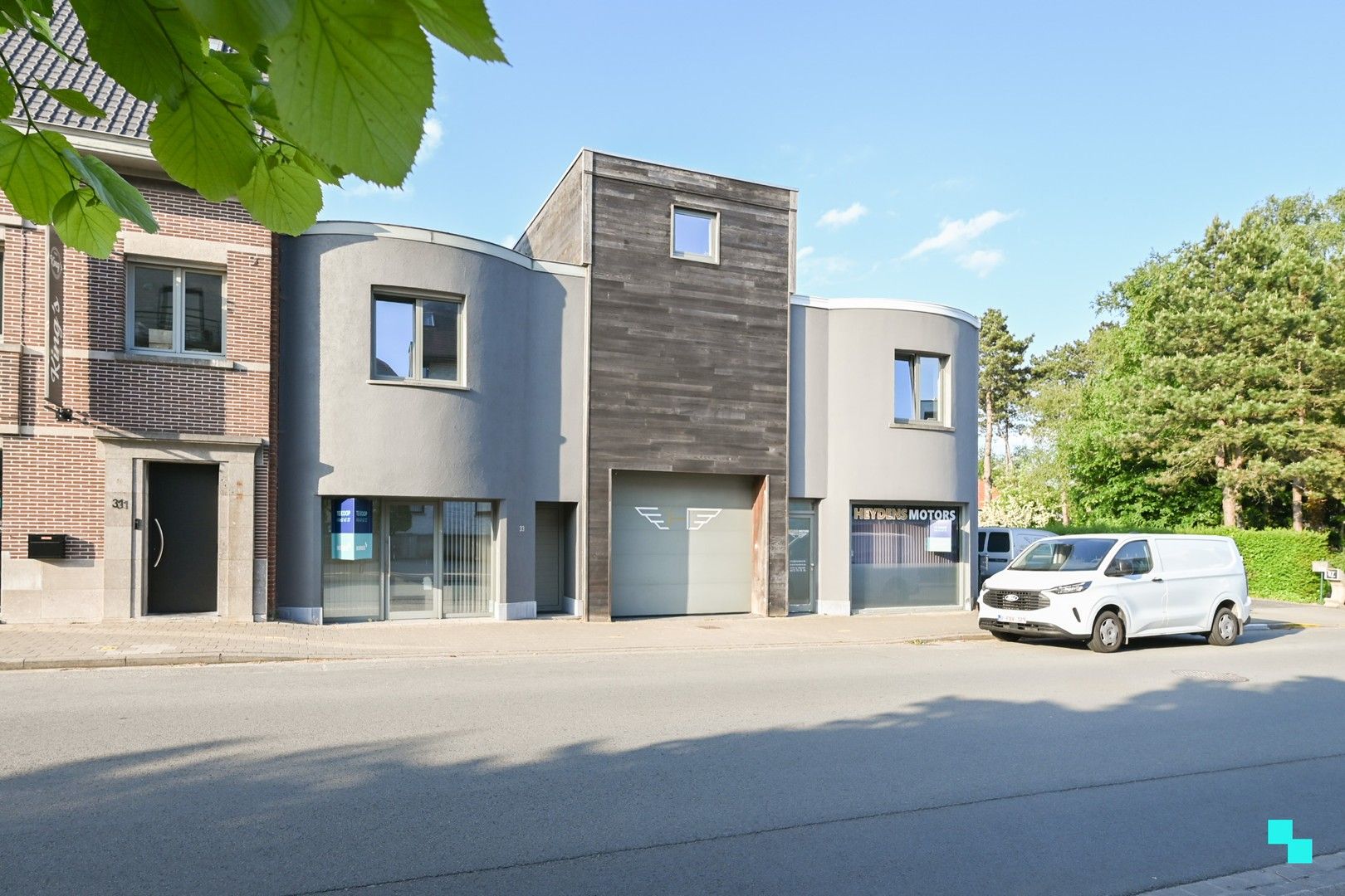 Ruim magazijn met kantoorruimtes en woonst te Lendelede foto 30