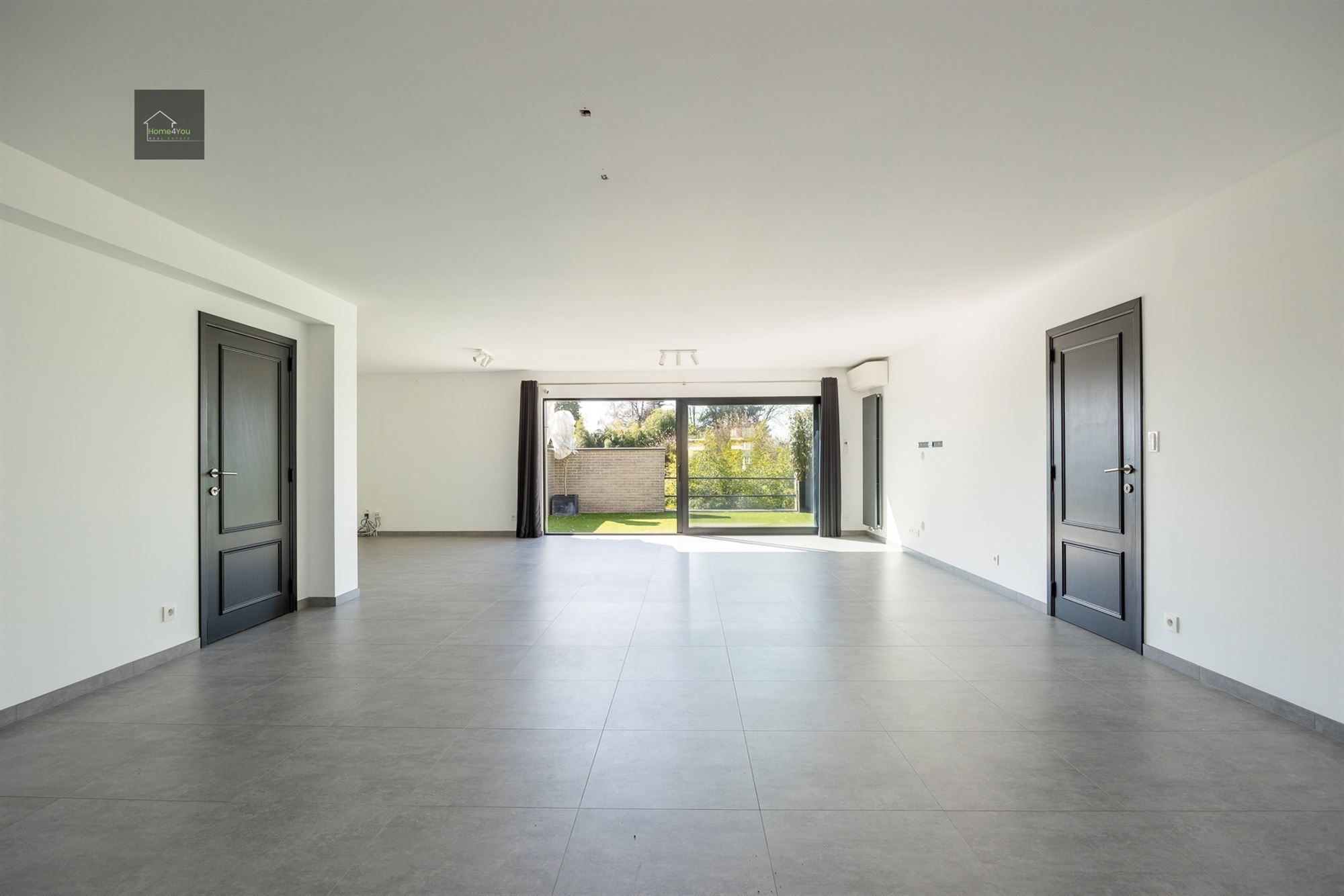 Zeer ruim en luxueus appartement op toplocatie foto {{pictureIndex}}