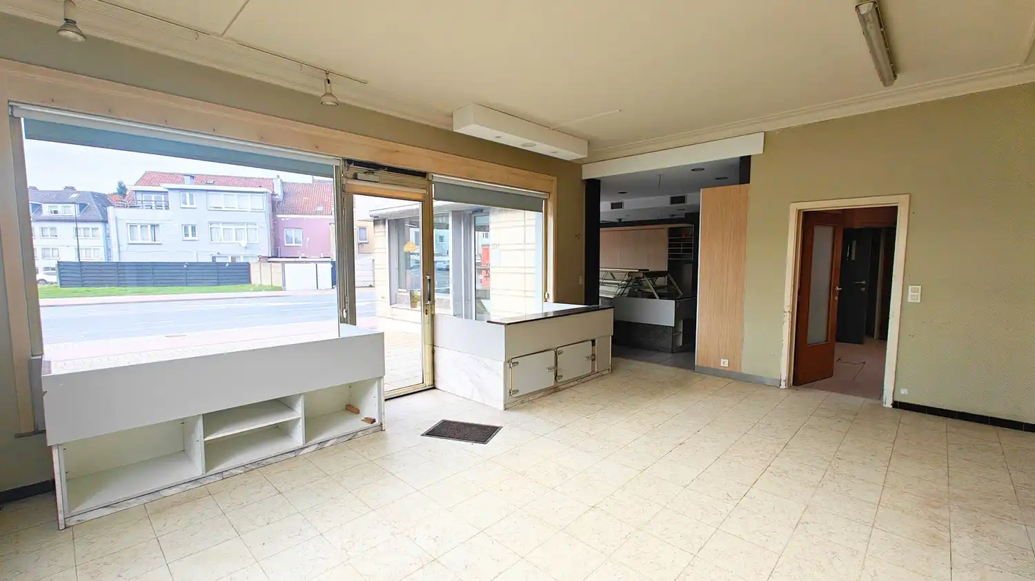 Handelspand op topliging met optimale zichtbaarheid langsheen Bergensesteenweg met veel parking en twee woongelegenheden! foto 4