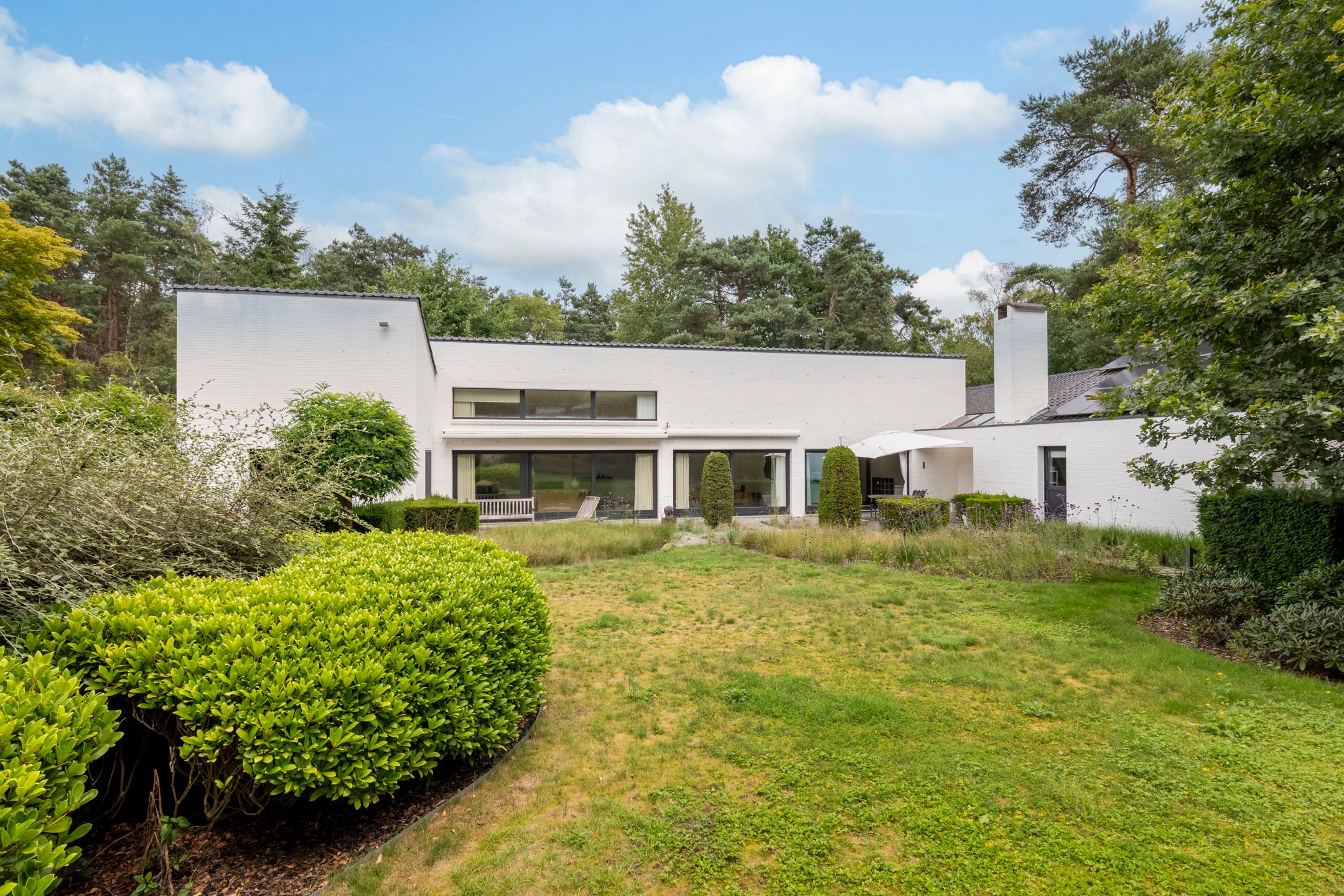 Stijlvolle villa met 3 slaapkamers gelegen op 2416m²  foto {{pictureIndex}}