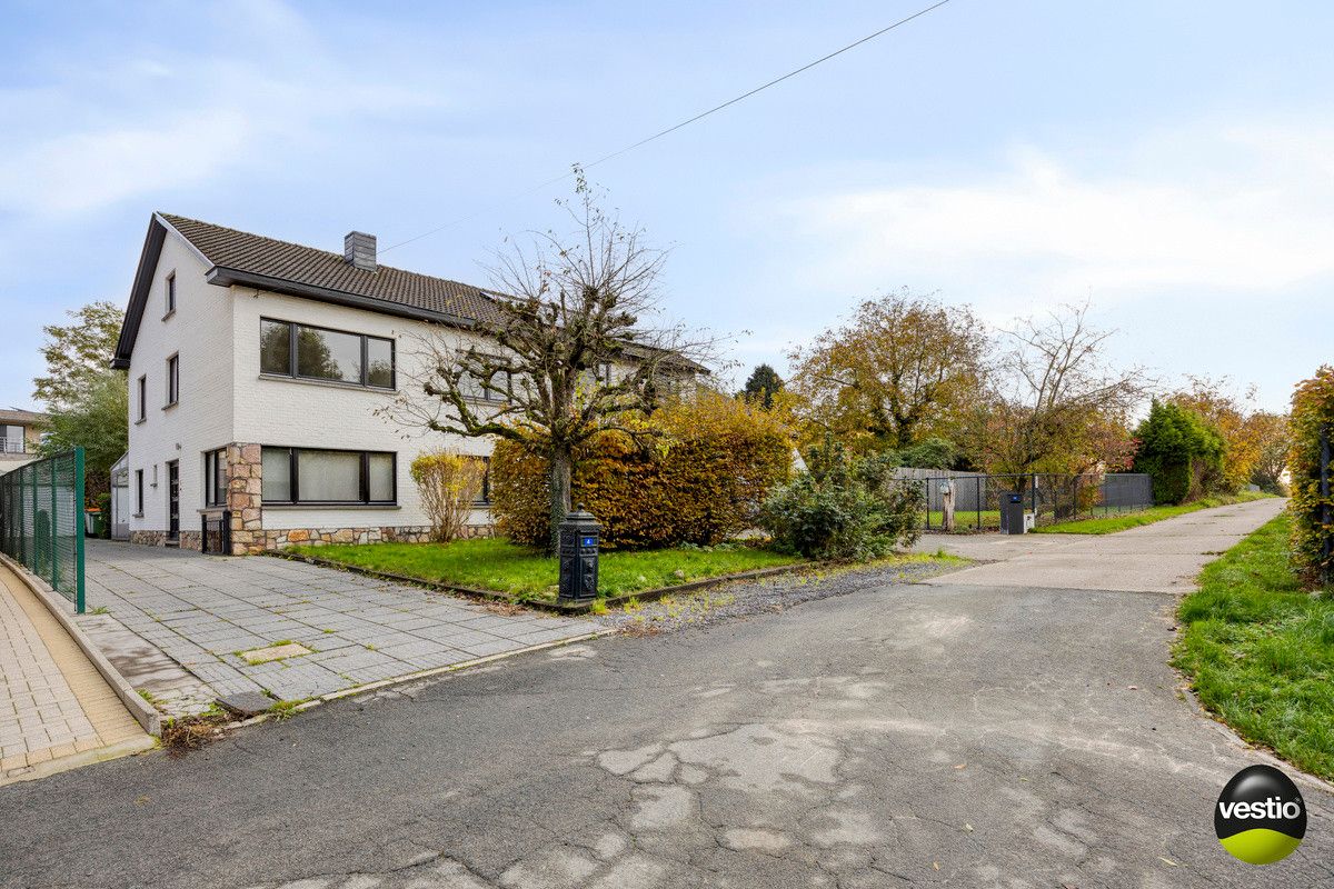 Hoofdfoto van de publicatie: RUSTIG GELEGEN HALF VRIJSTAANDE WONING OP 4A5CA STADSRAND BILZEN.