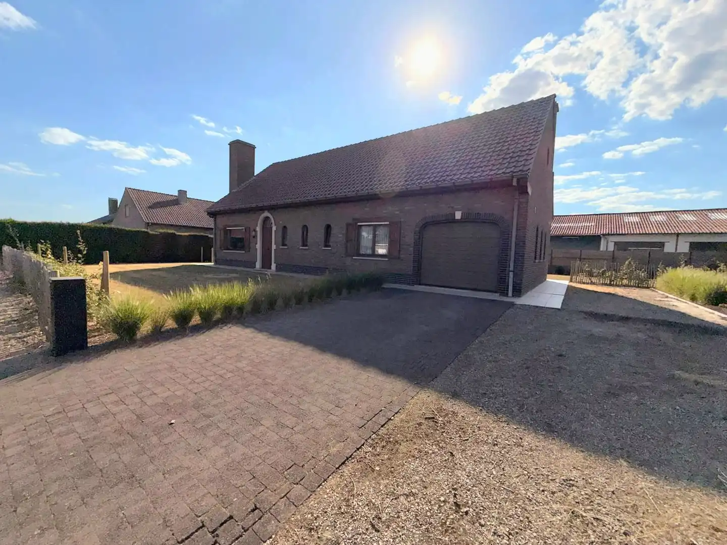 CHARMANTE, INSTAPKLARE GEZINSWONING MET GARAGE EN TUIN foto {{pictureIndex}}