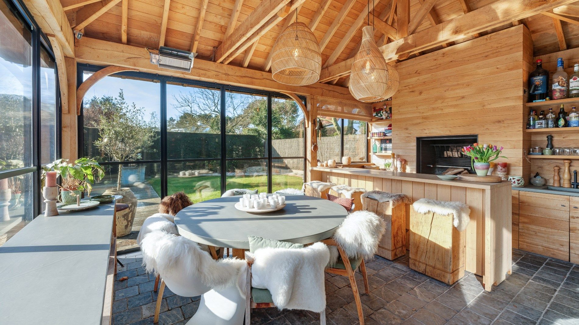 Luxueus afgewerkte villa met  buitenzwembad. foto 3