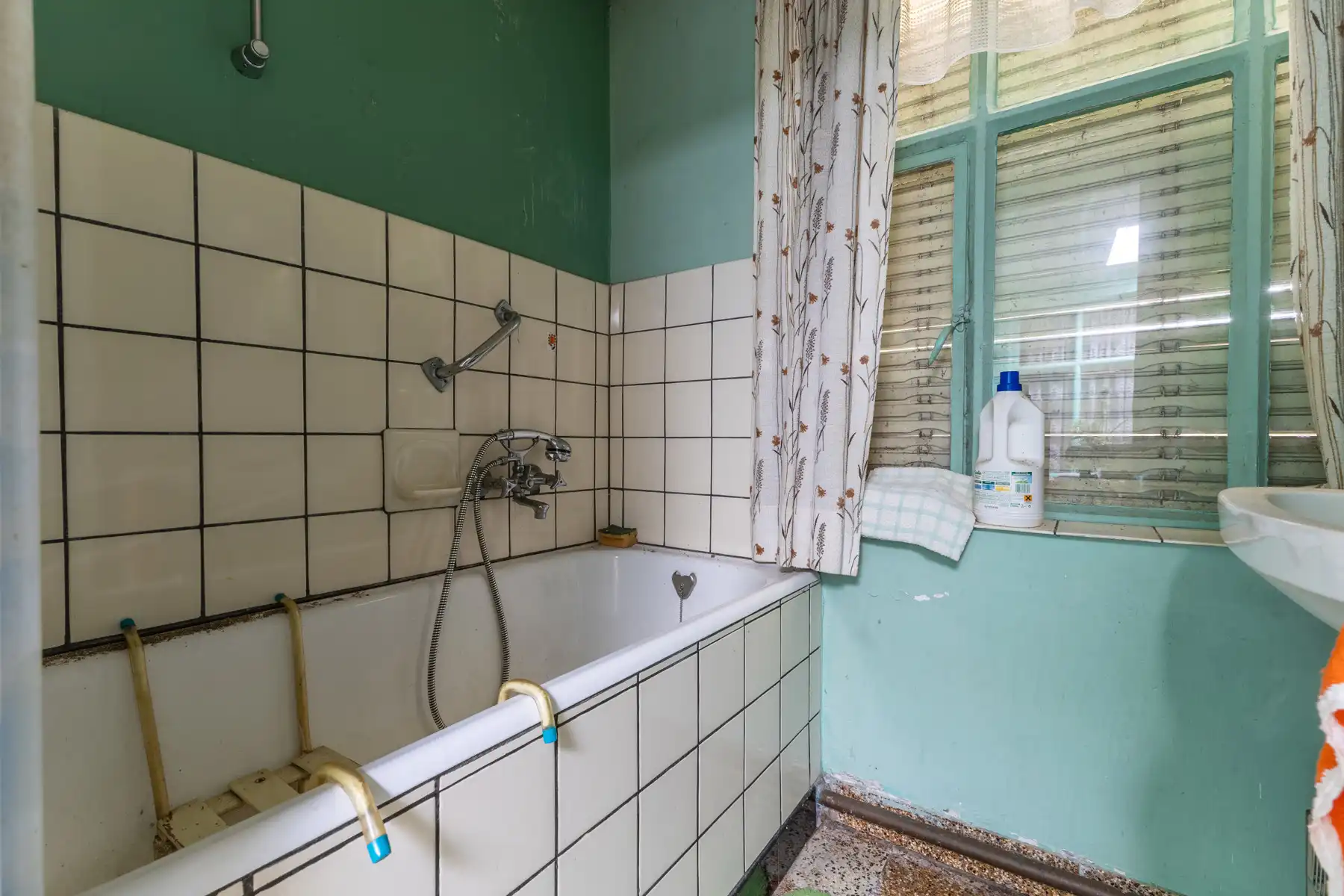Te renoveren woning met 2 slaapkamers, tuin en garage foto 12