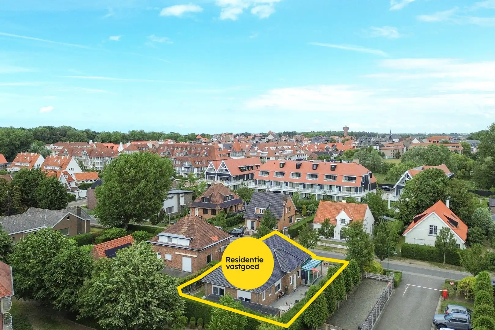 Instapklare en volledig gerenoveerde bungalow met 3 slaapkamers, tuin en garage vlak bij bos en centrum van De Haan foto {{pictureIndex}}