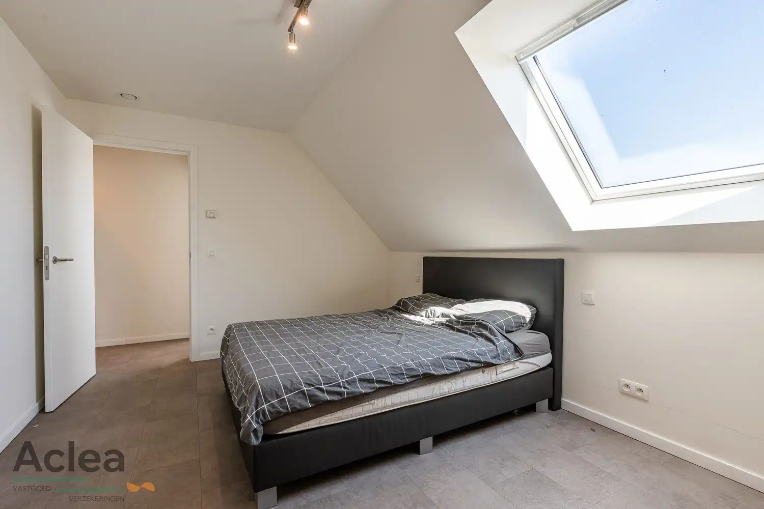 Modern appartement met ruim terras én garage in Sint-Jan-in-Eremo foto 13