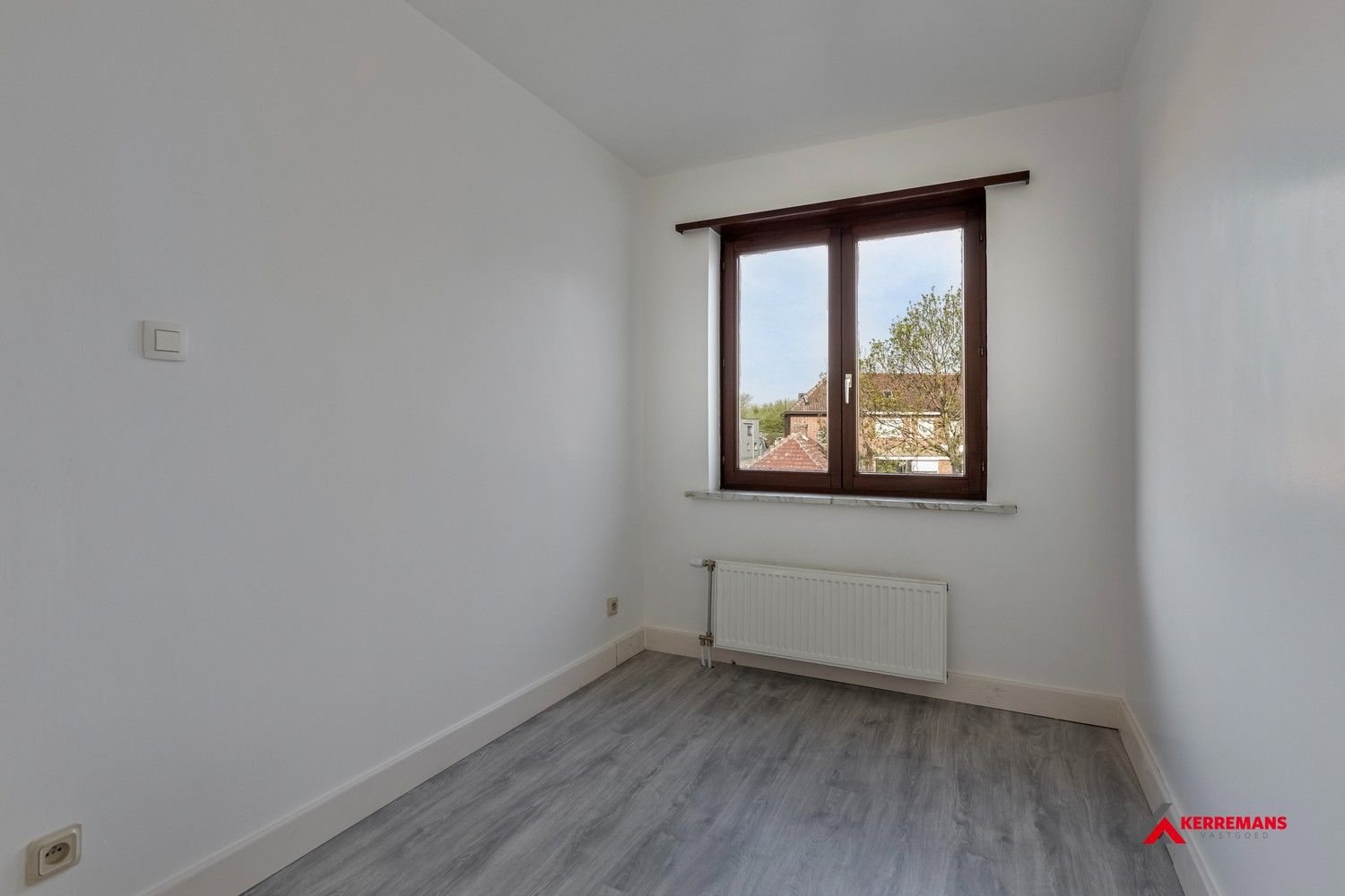 Half open bebouwing met 4 slaapkamers, tuin en garage. foto 12