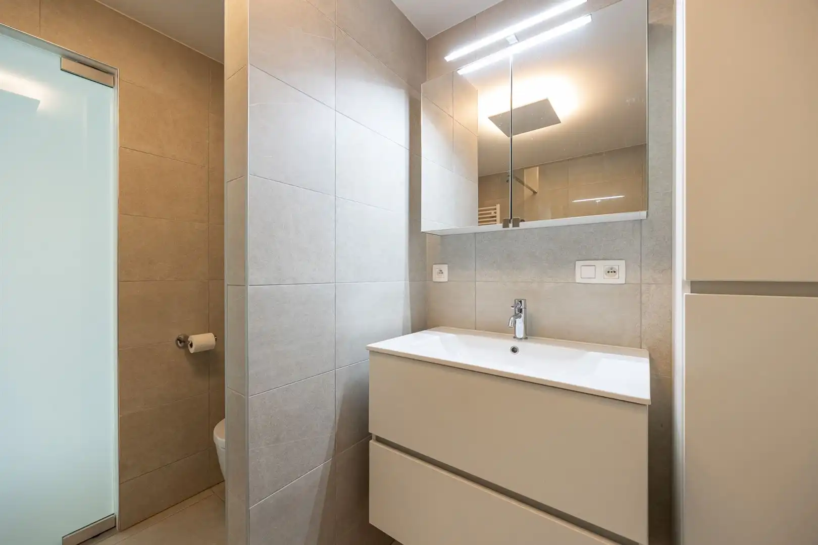 Comfortabel wonen in 2-slpk app. met ruim terras en parking! foto 12
