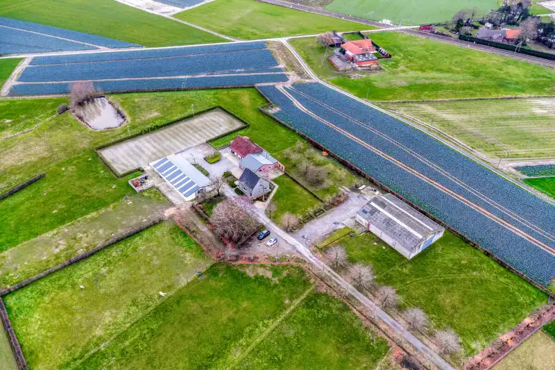 Exclusieve eigendom op ca. 4,4 hectare met professionele paardeninfrastructuur foto 2