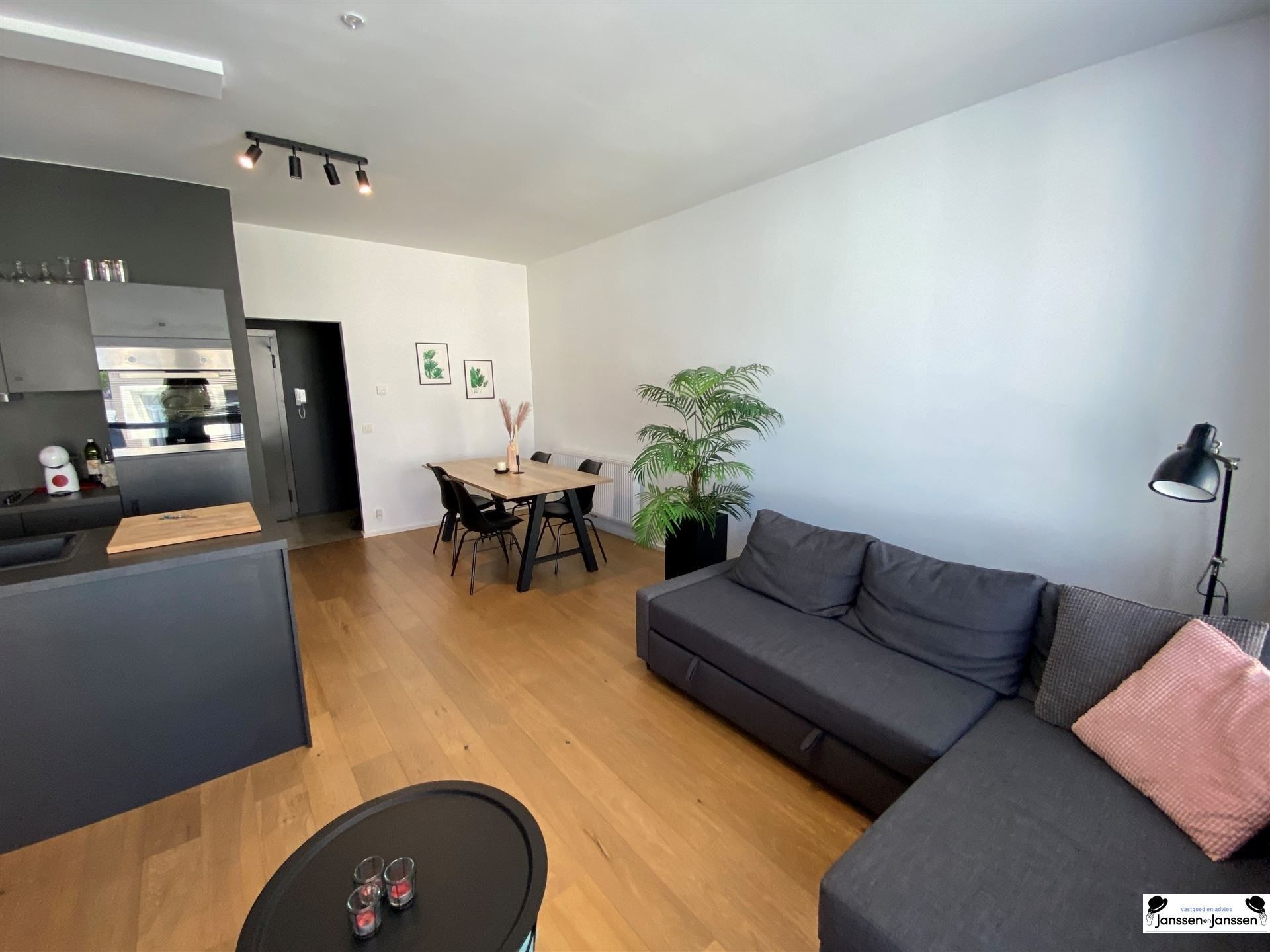Mooi afgewerkt 2 slaapkamer appartement op en top locatie in Antwerpen foto {{pictureIndex}}