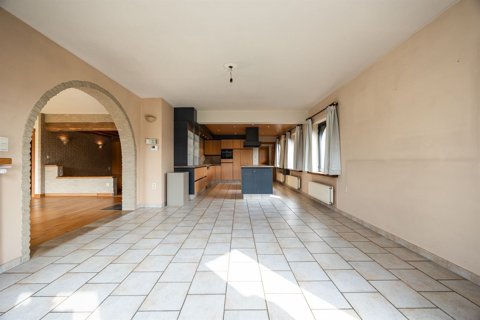 Woning in zuiderse stijl met ruim bijgebouw op Zuid perceel. foto 7