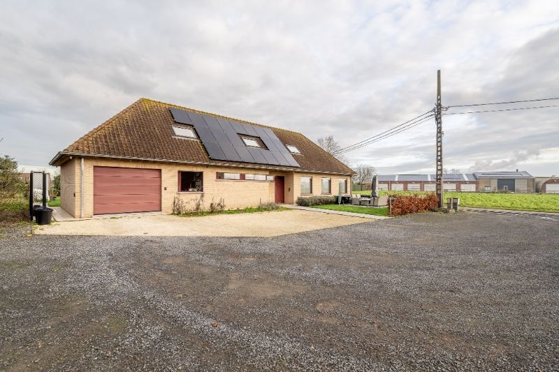 Hoofdfoto van de publicatie: Ruime villa op een landelijke perceel met een oppervlakte van 940m² !