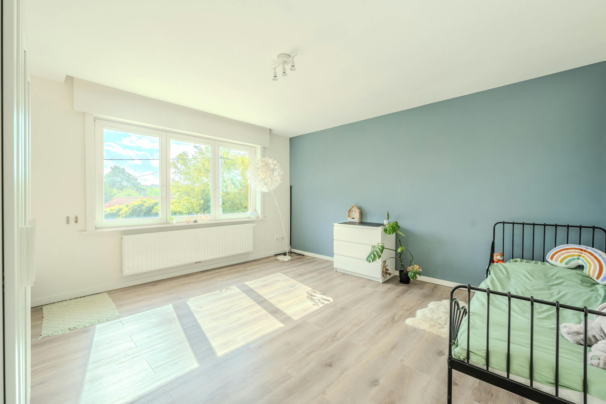 Huis te koop met zes slaapkamers en zongerichte tuin. foto 13