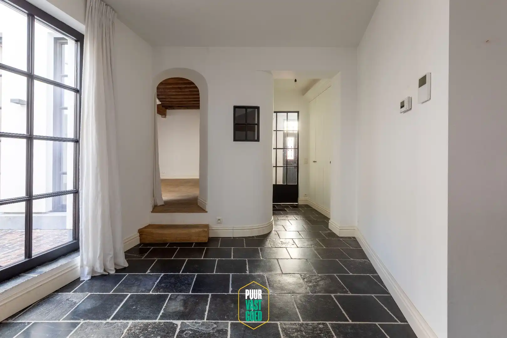 Prachtig gerestaureerde hoekwoning met grote garage bij 't Zand foto {{pictureIndex}}