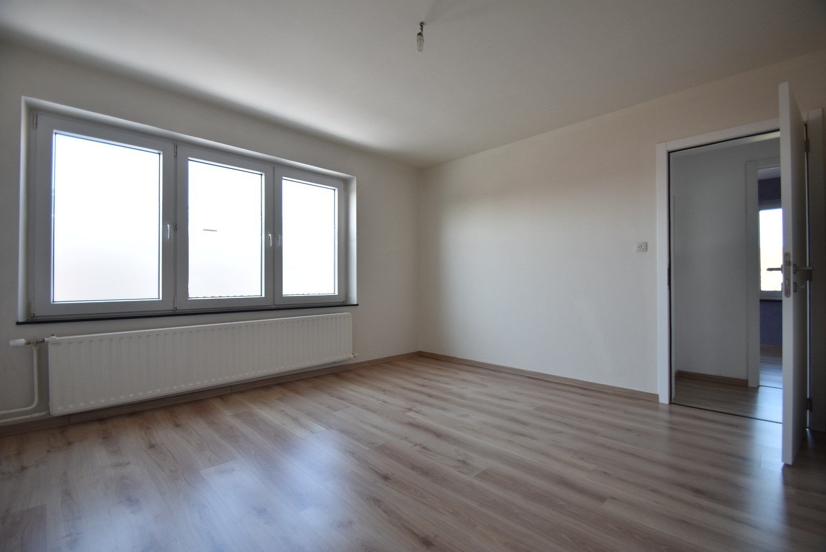 * * WACHTLIJST VOLZET * * Zeer grondig en geslaagd gerenoveerde woning met terras en dubbele autostandplaats foto 19