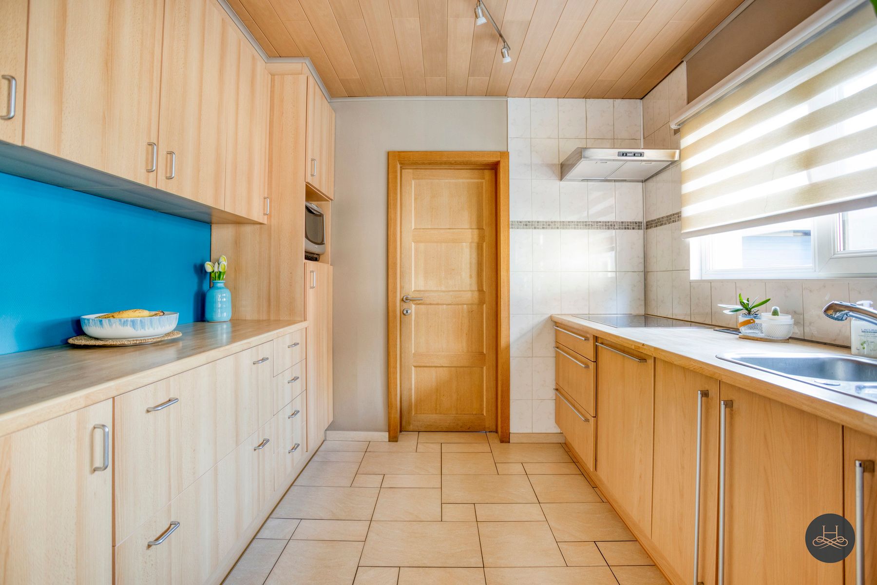 Instapklare ruime woning met tuin, oprit en royale garage foto 14