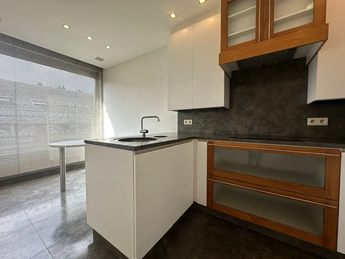Lichtrijk 3 slaapkamer appartement met garage, centrum Torhout foto 9