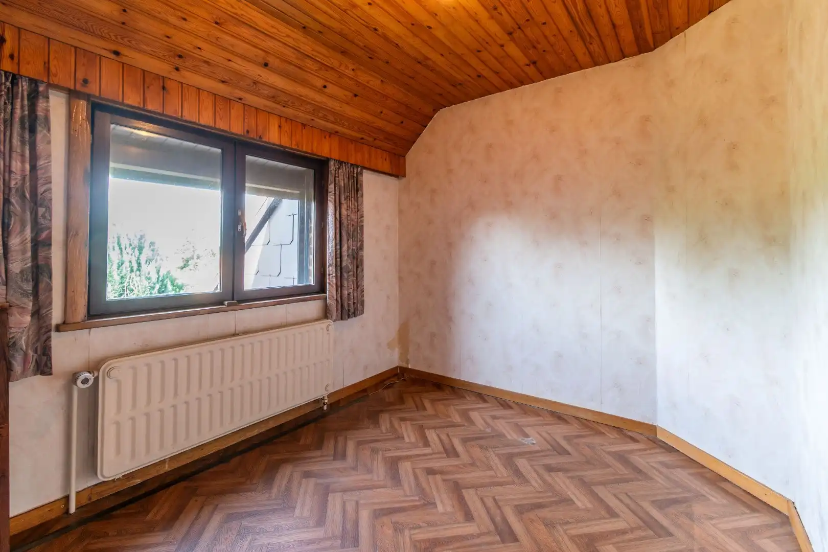 Een gebouwde drie - gevel villa (deels te renoveren) met o.a. 3 slaapkamers! foto 12
