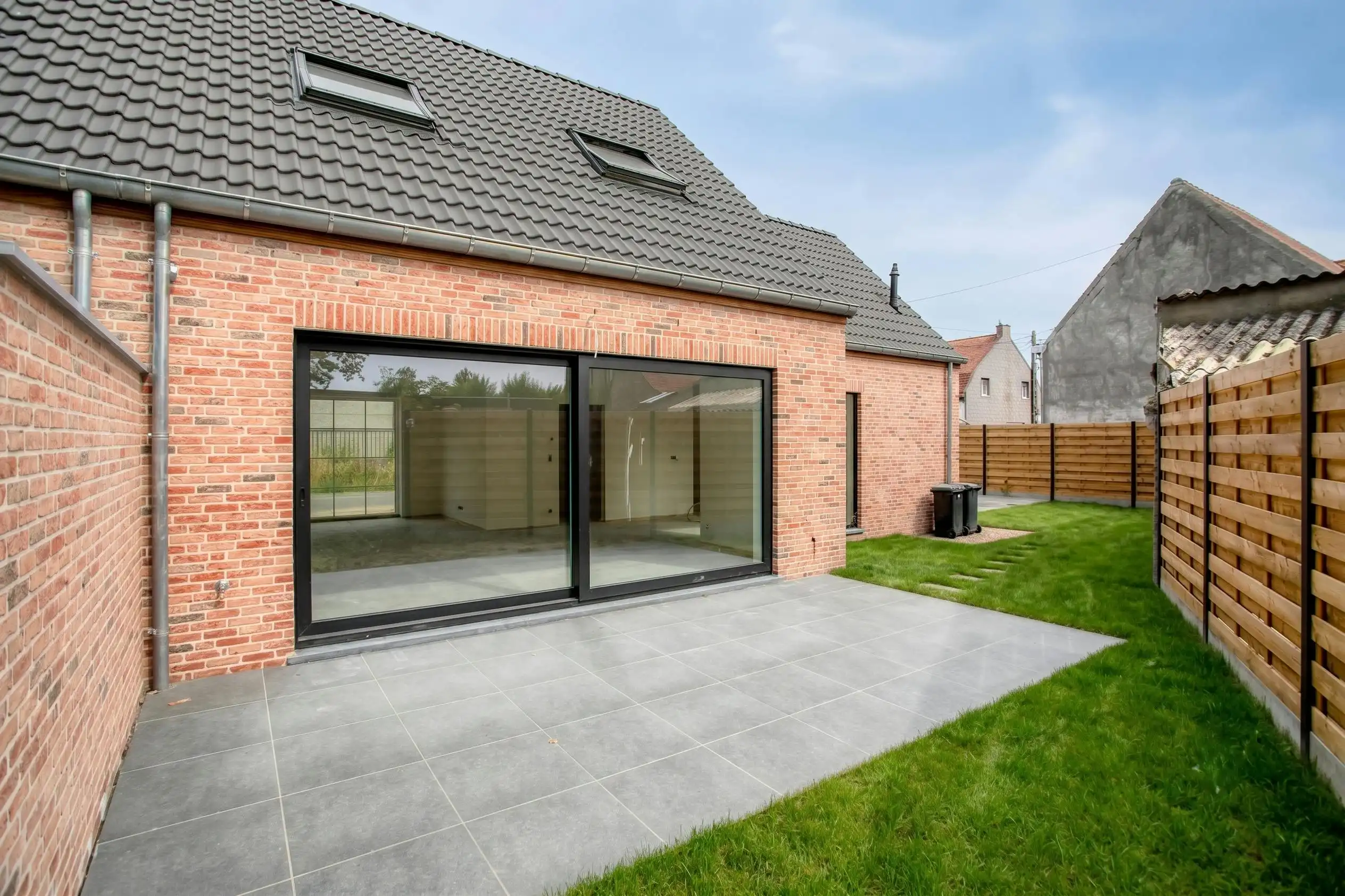 Halfopen nieuwbouwwoning te koop met 3 kamers, oprit en tuin foto 3