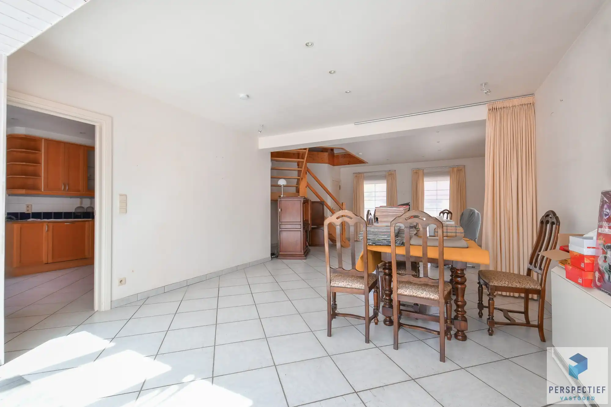 Unieke villa met dubbele garage en opslagplaats/ loods in rustige omgeving foto 5