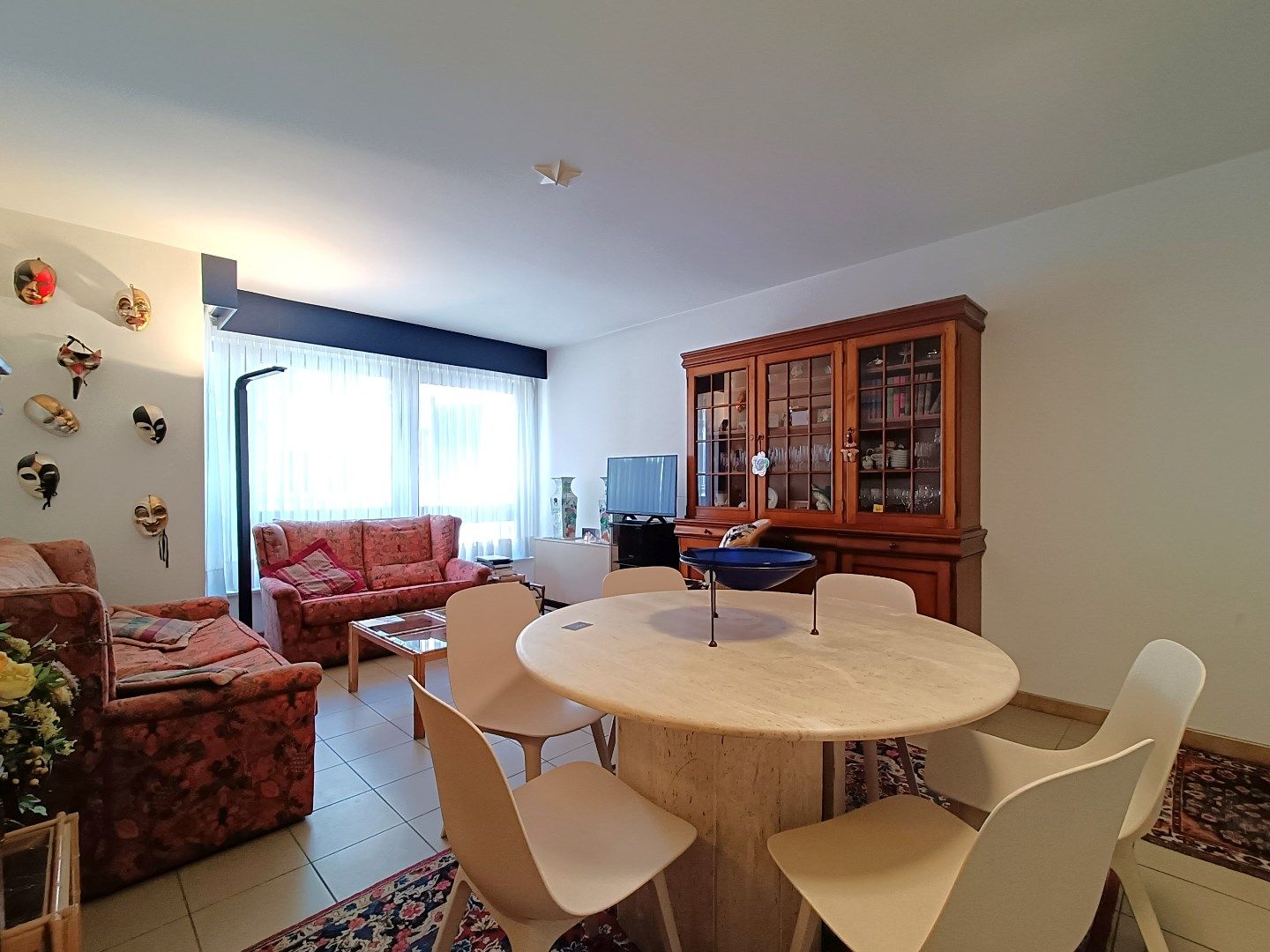 Uitstekend gelegen tweeslaapkamerappartement nabij zee. foto {{pictureIndex}}