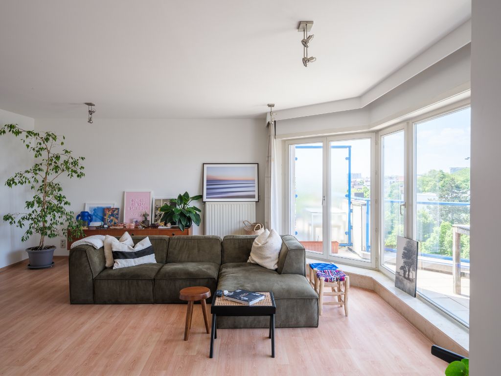 Licht op te frissen penthouse met 4 slaapkamers, meerdere zonneterrassen en een adembenemend uitzicht over de Leie en de Bijloke. Aankoop staanplaats. foto 3