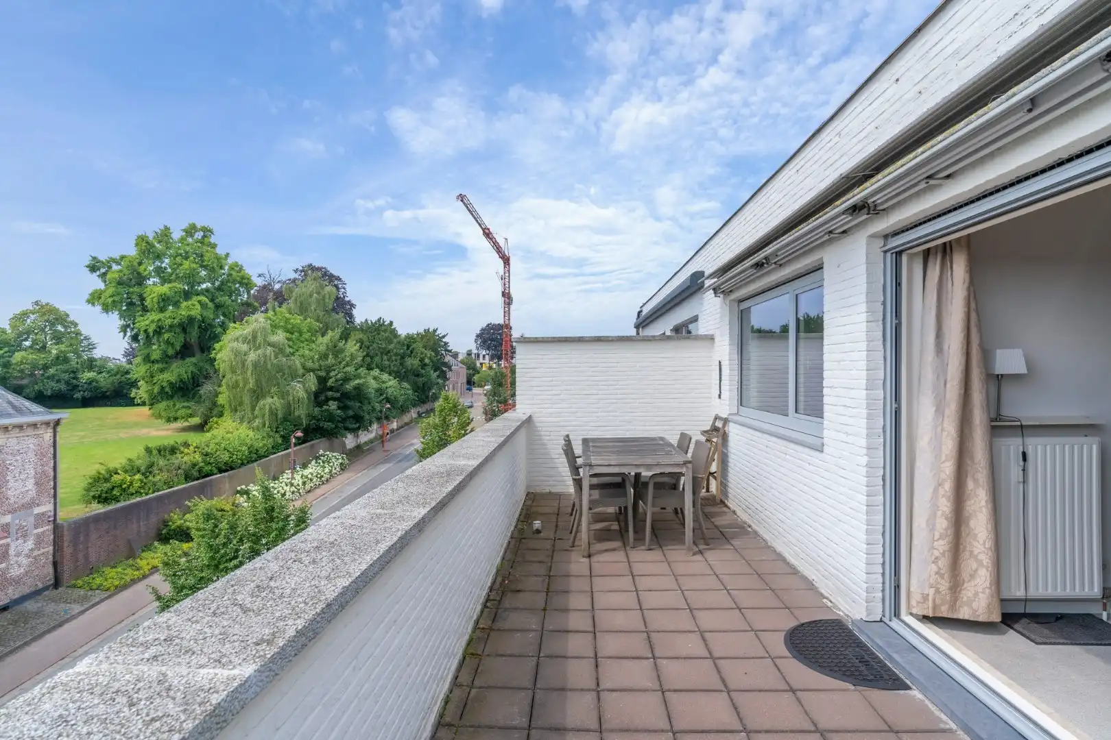 Ruim appartement op de 3° verdieping in hartje Hoeselt, met 3 slaapkamers, garage en prachtig terras met panoramisch uitzicht.  foto 14