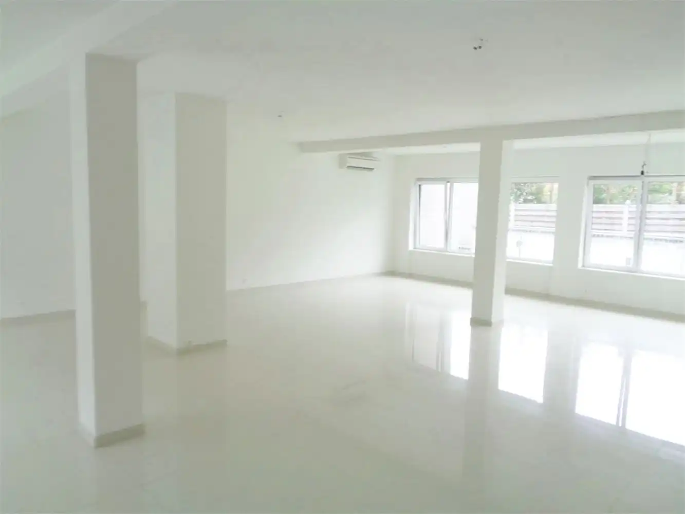 RECENT COMMERCIEEL GELIJKVLOERS OF KANTOOR foto 4