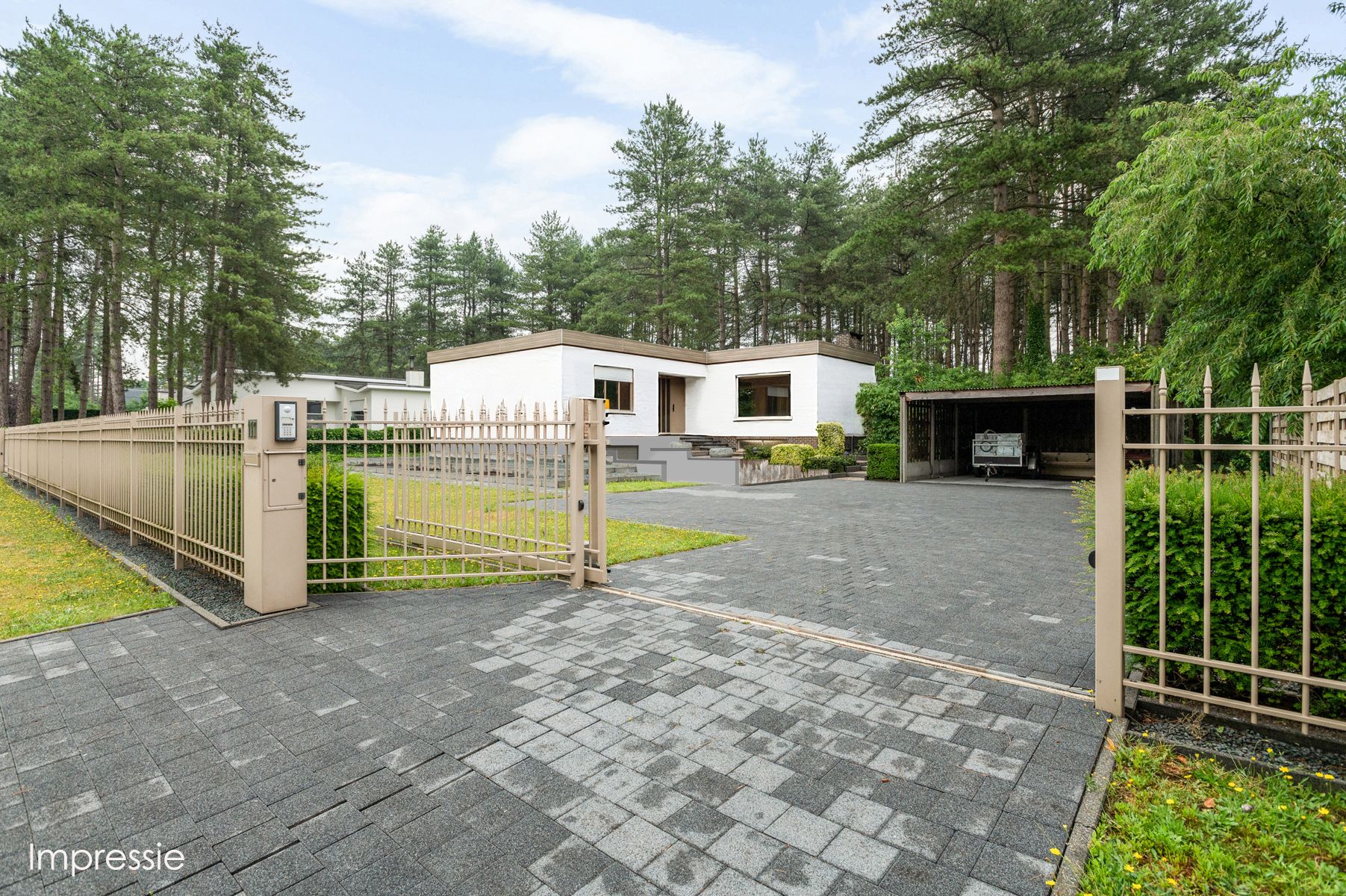 Hoofdfoto van de publicatie: Gelijkvloerse villa met 3 slks op 2800m2 grond