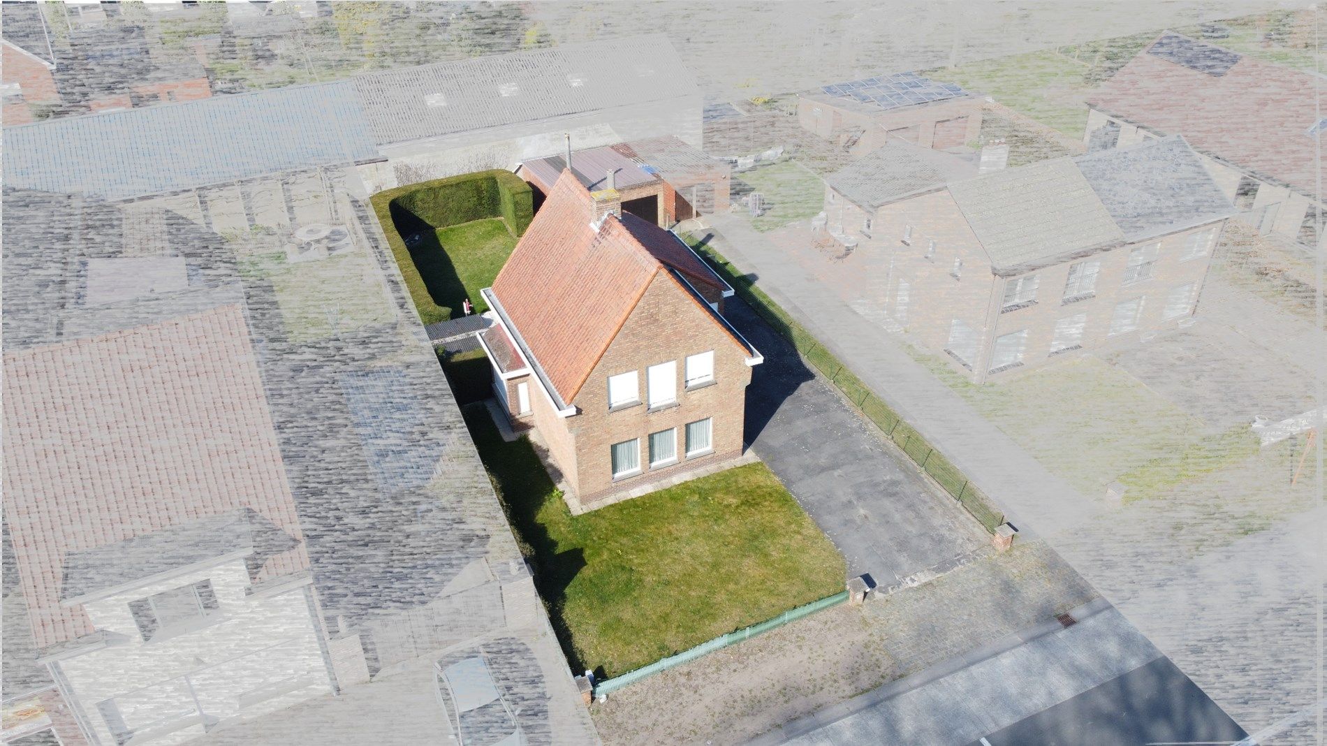 Alleenstaande woning met garage en tuin  foto 2