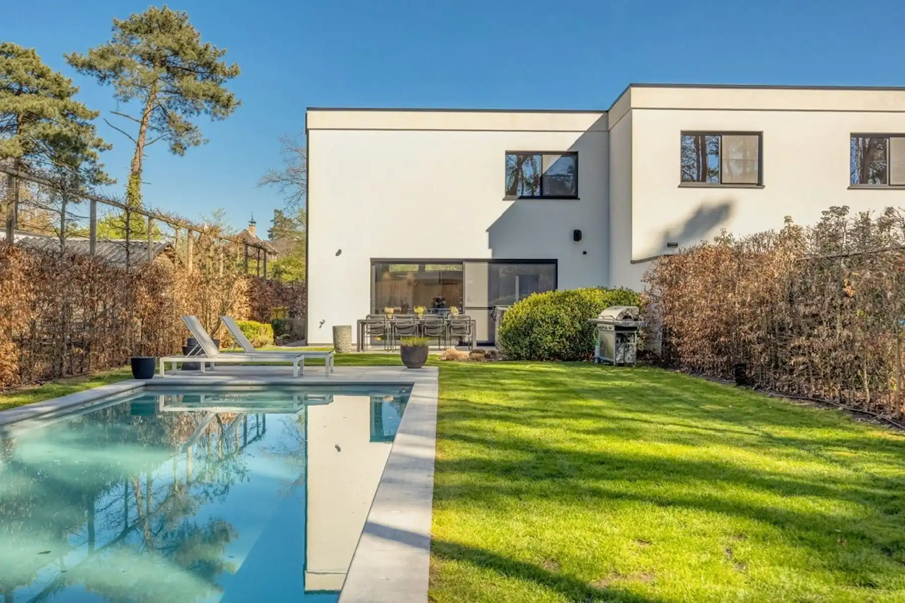 Recente halfopen BEN-woning met zwembad foto 2