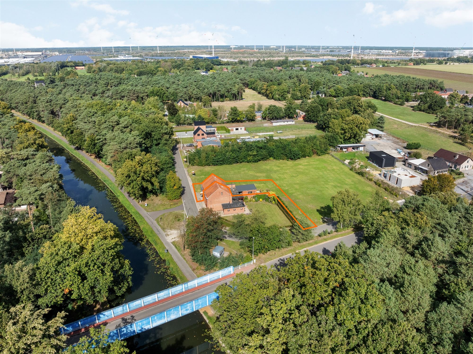 WONING MET ZICHT OP KANAAL OP PRACHTIGE LIGGING foto 31