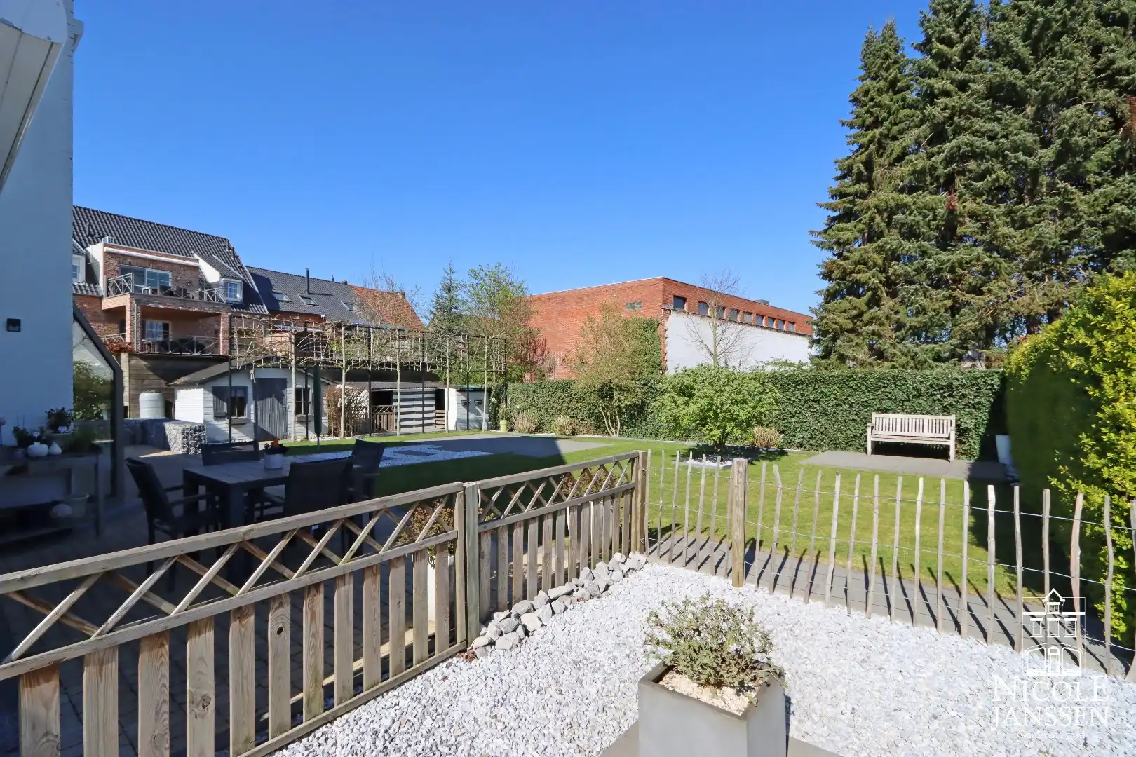 Instapklare woning met ruimte voor praktijk en mooie ingesloten tuin in Bree centrum foto 37