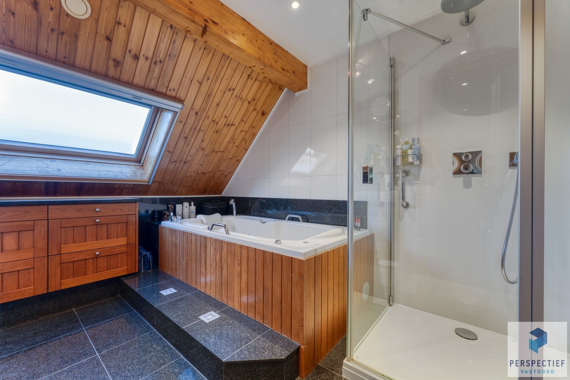 Statige, ruime villa met loods en ingerichte studio in een rustige omgeving foto 16