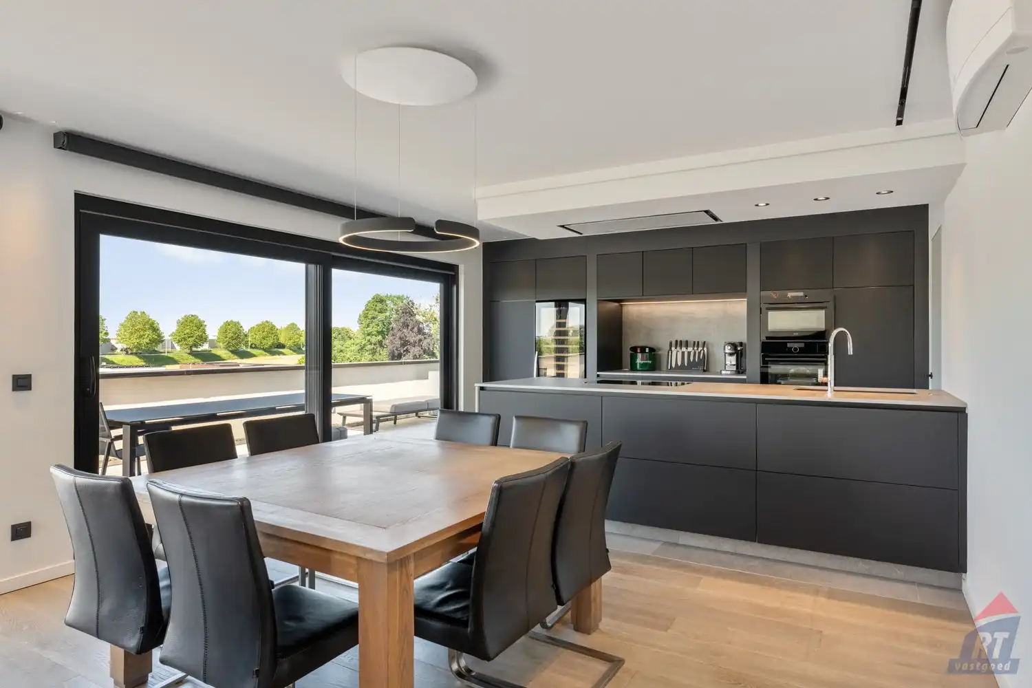 Exclusief penthouse met een indrukwekkend zonneterras van ruim 134 m² in Sint-Truiden foto 3