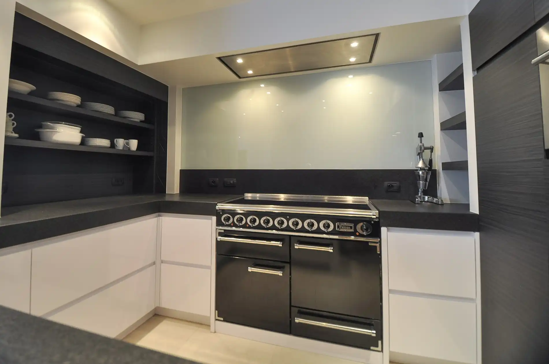 Topaanbieding – Uitzonderlijk ruim appartement gelegen in een stijlvolle residentie. foto 13