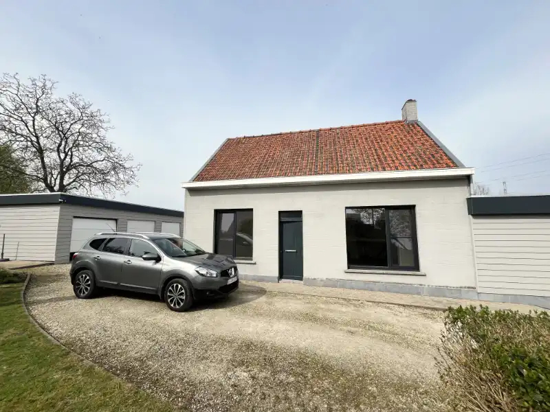 Landelijk gelegen woning met tuin en 3 garages foto 3