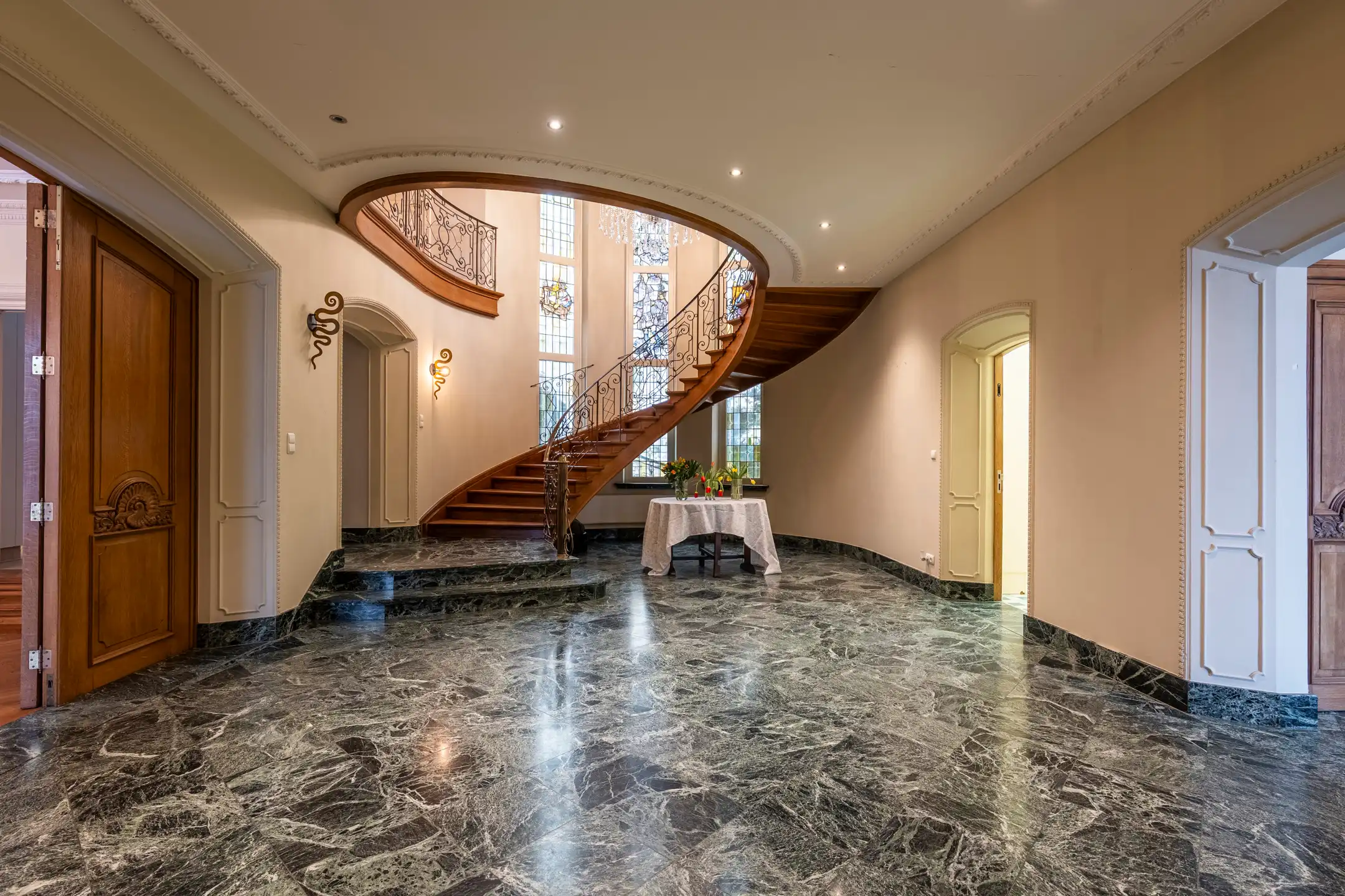 Villa met binnenzwembad en conciërgerie op riant perceel foto 11