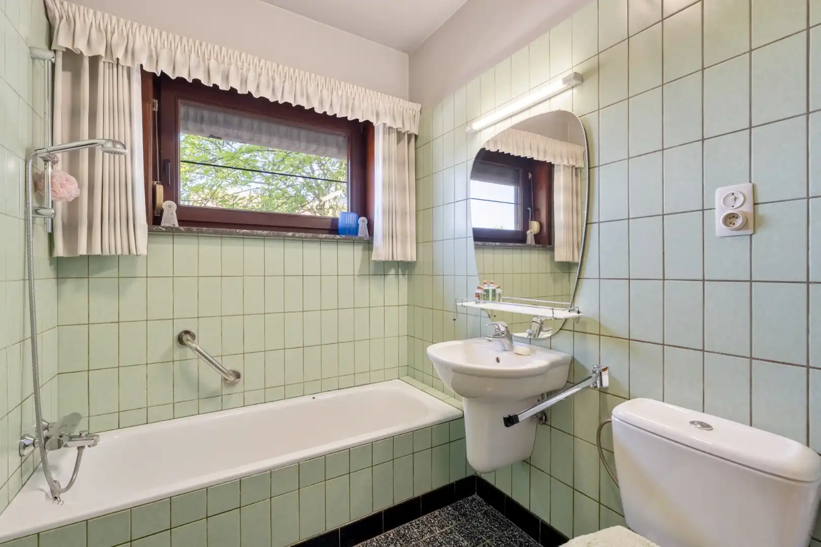 Gelijkvloerse gezinswoning op een ruim perceel van 9a51ca op een rustige locatie met uitzicht op achterliggende weilanden!  foto 20