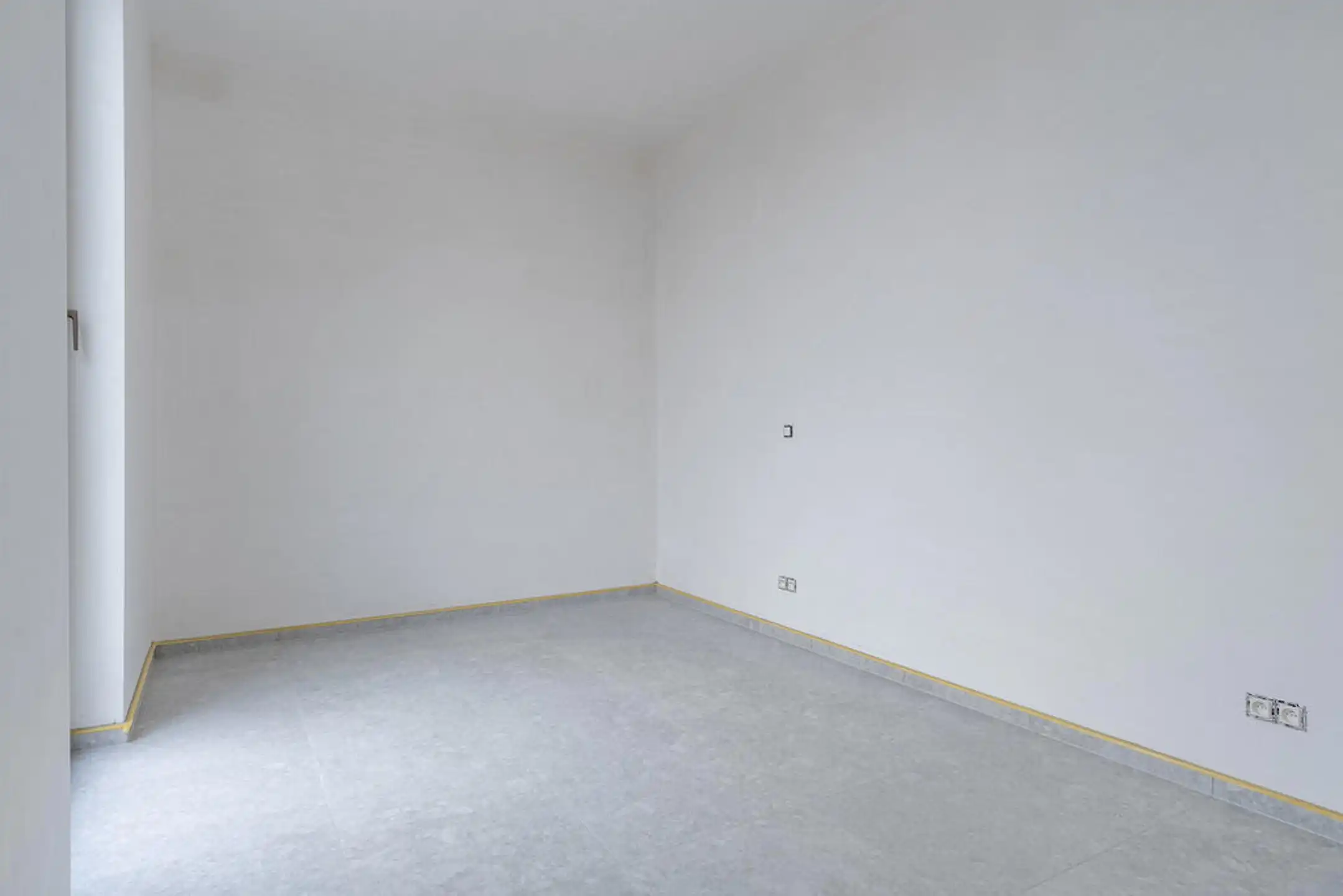 Modern 2-slpk app met terras en autostaanplaats. foto 11