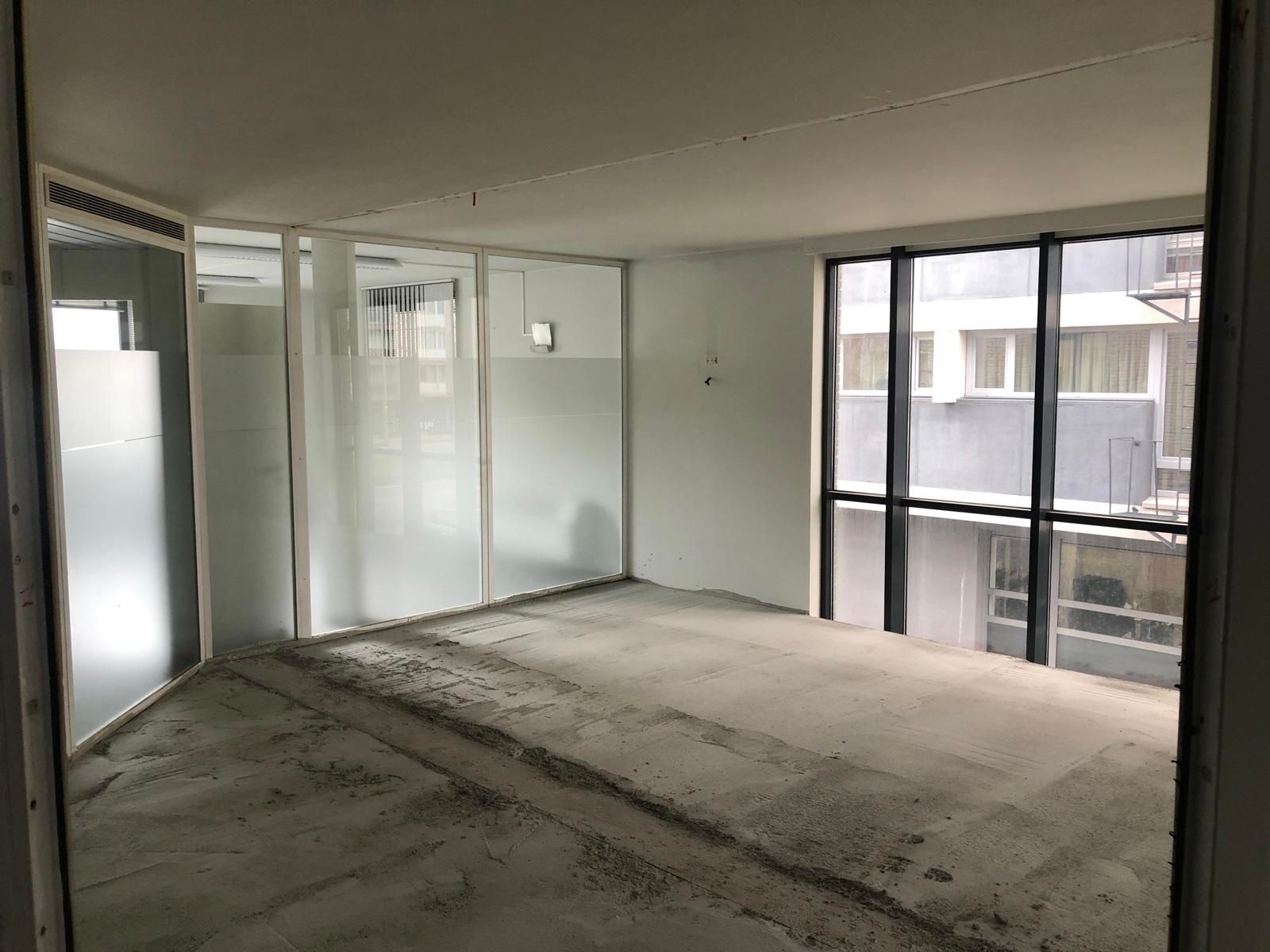 Kantoorgebouw met parking te koop foto 4