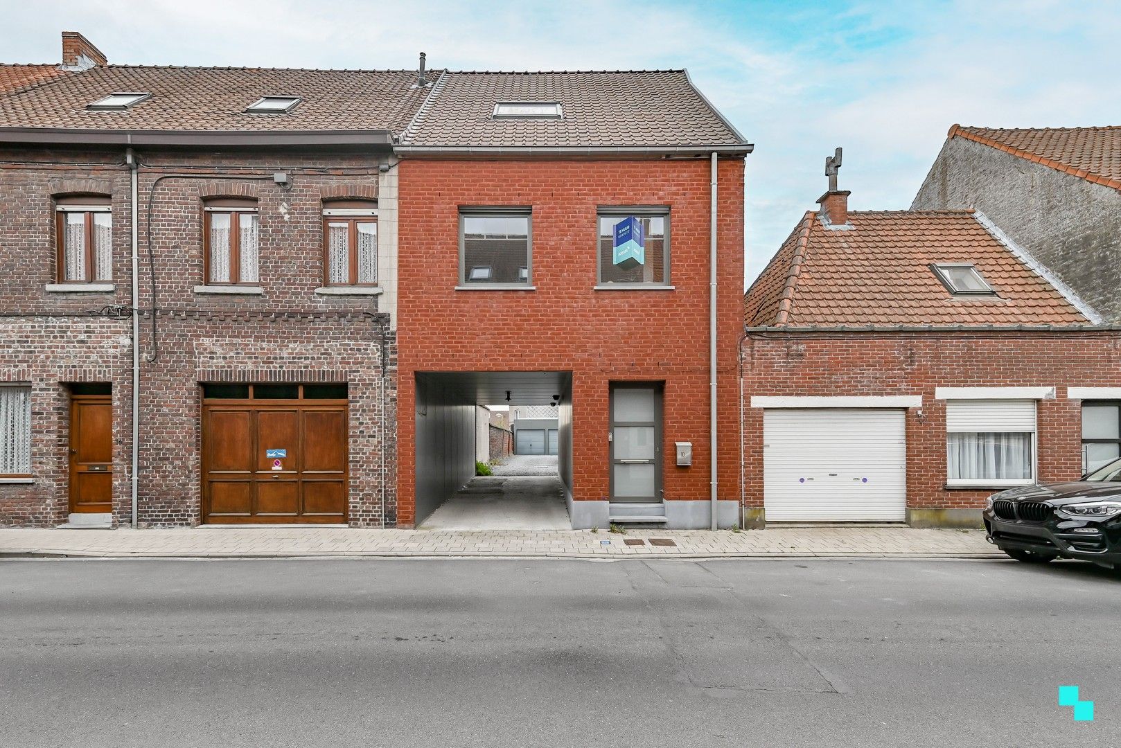 Energiezuinige woning met 2 slaapkamers & garagebox nabij centrum Izegem foto {{pictureIndex}}