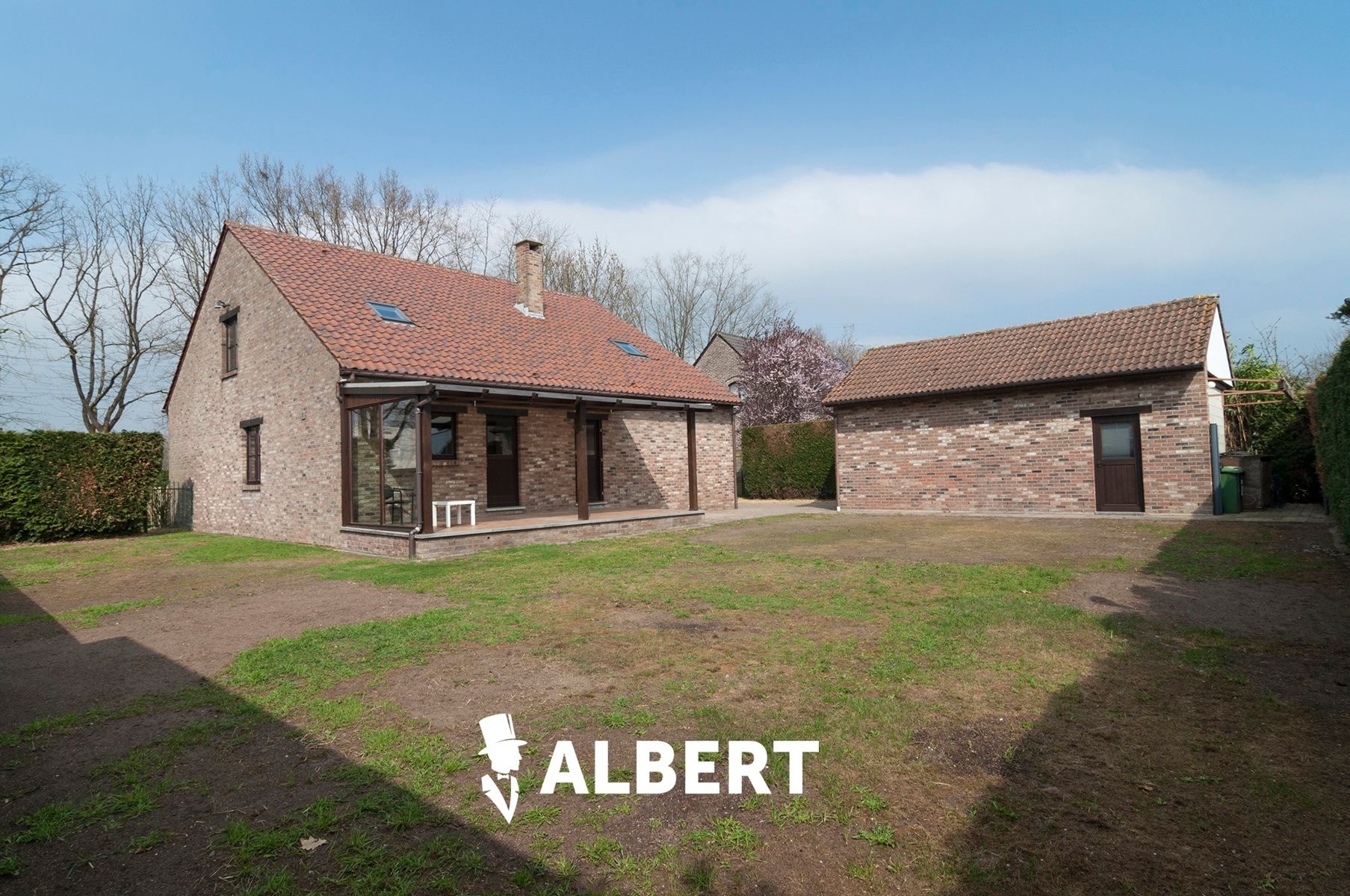 Ruime instapklare woning op toplocatie met tuin en bijgebouw foto 3