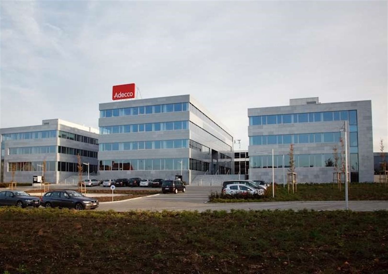 WEST END: Beschikbaarheid vanaf ong. 180m² foto {{pictureIndex}}