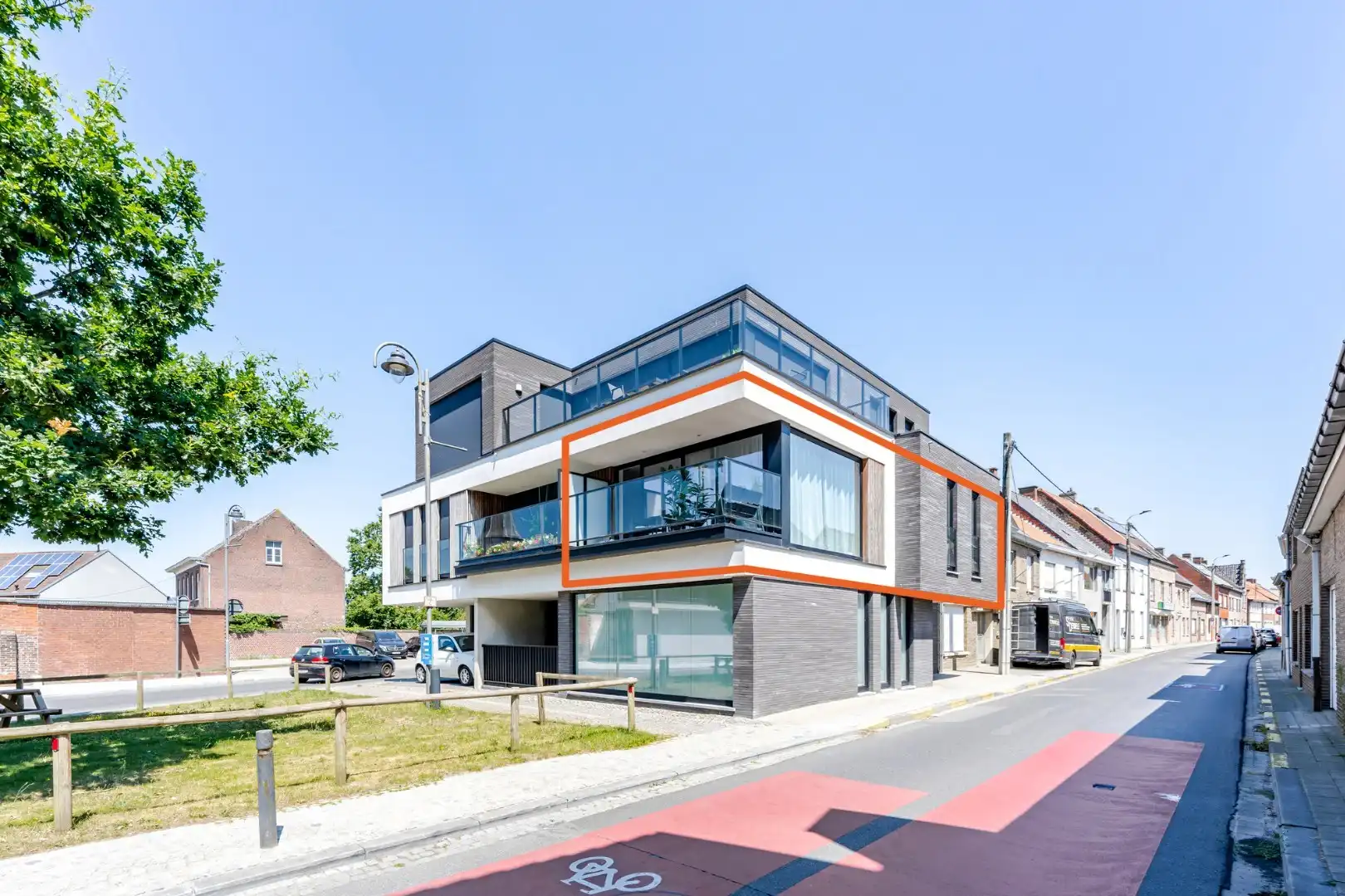 Recent en lichtrijk appartement met parking te Zwevezele foto {{pictureIndex}}