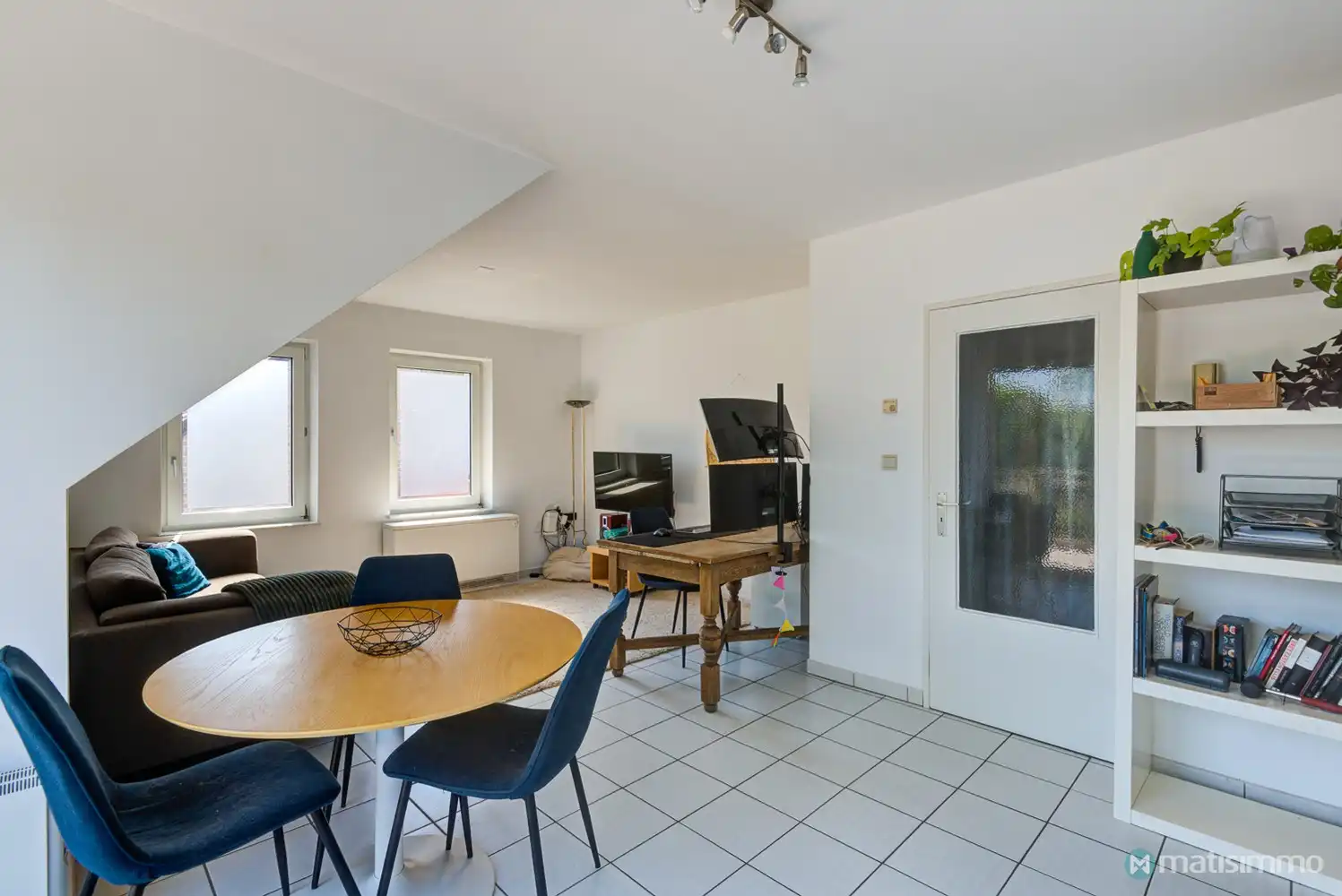 GUNSTIG GELEGEN APPARTEMENT MET 2 SLAAPKAMERS, GARAGE EN AUTOSTAANPLAATS TE BILZEN foto 3