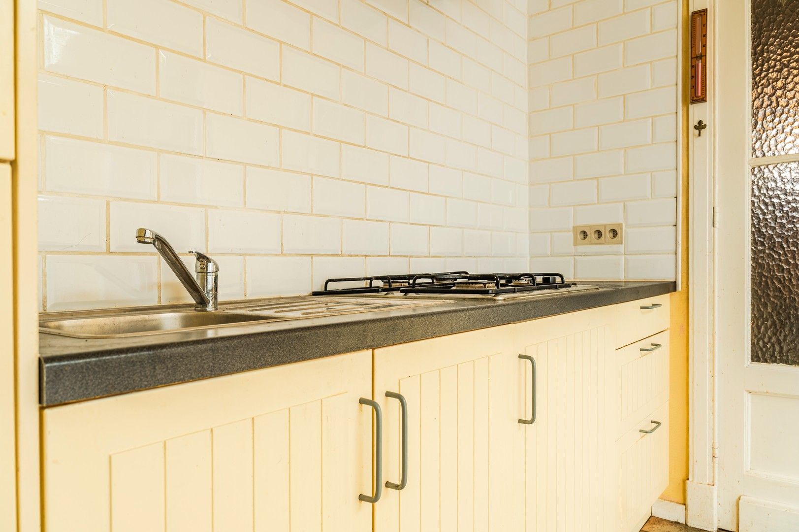 Te renoveren woning met garage foto 8